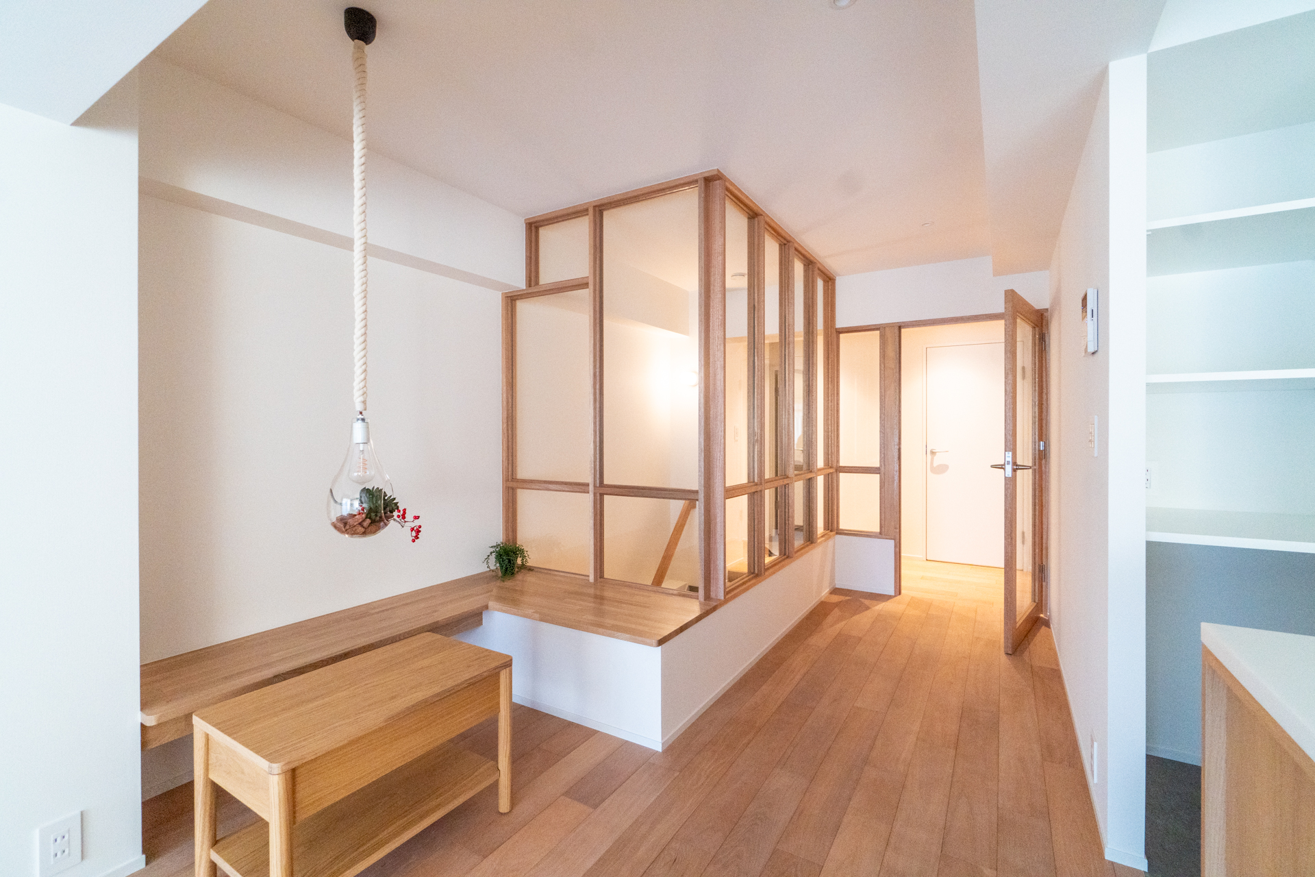 1階への階段スペースはガラスで光を通して