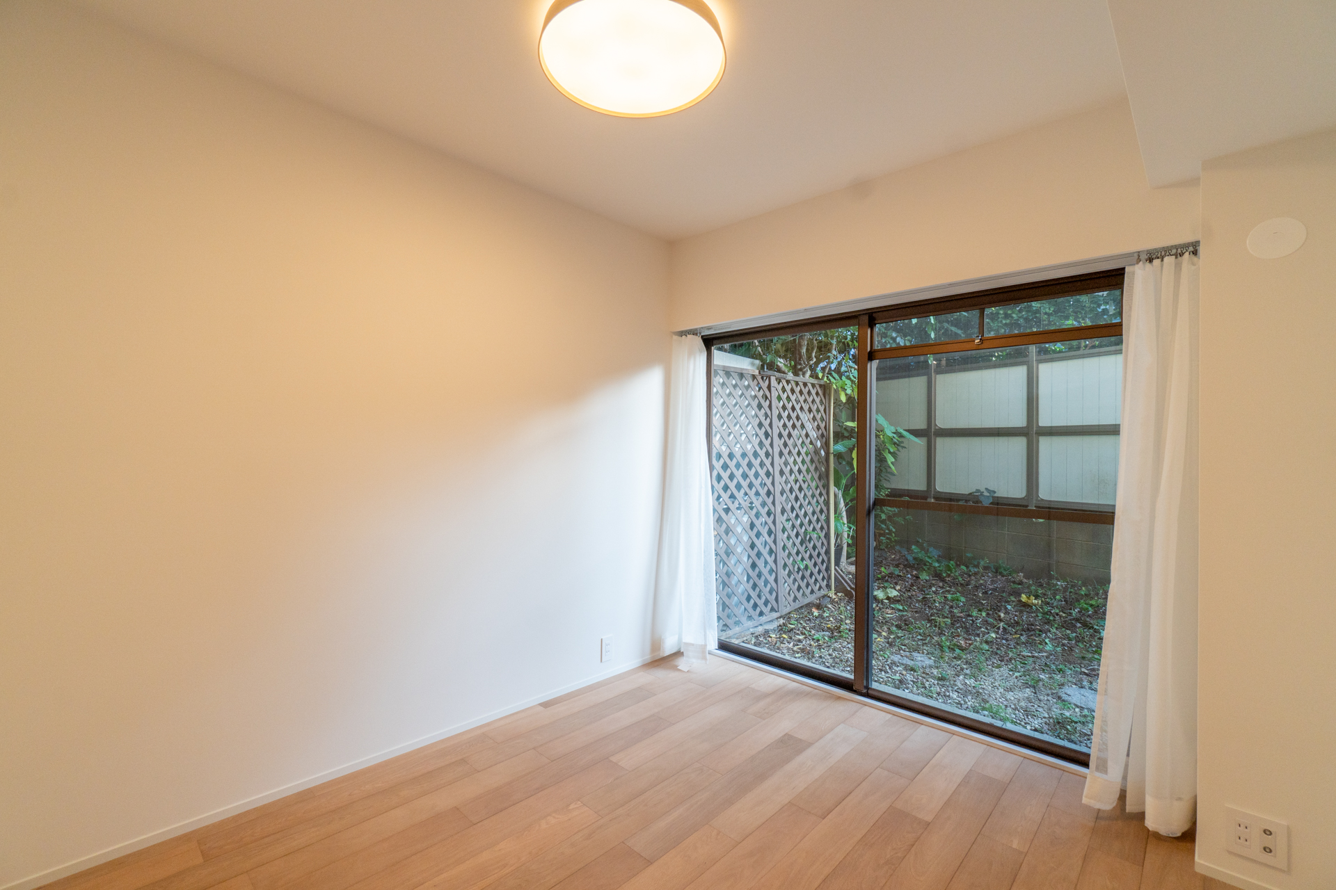 庭アクセスの洋室