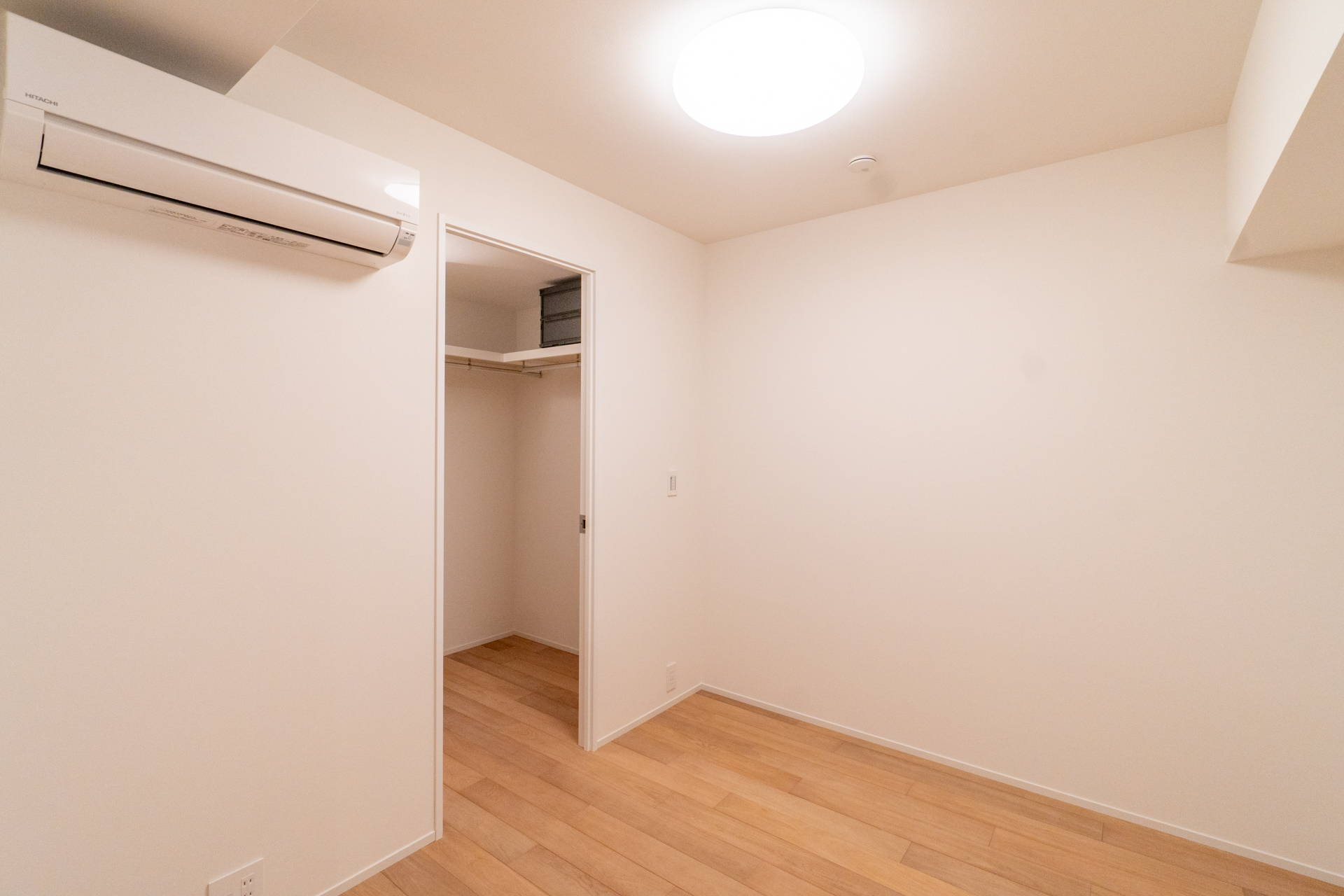 ウォークインクローゼット付きの洋室