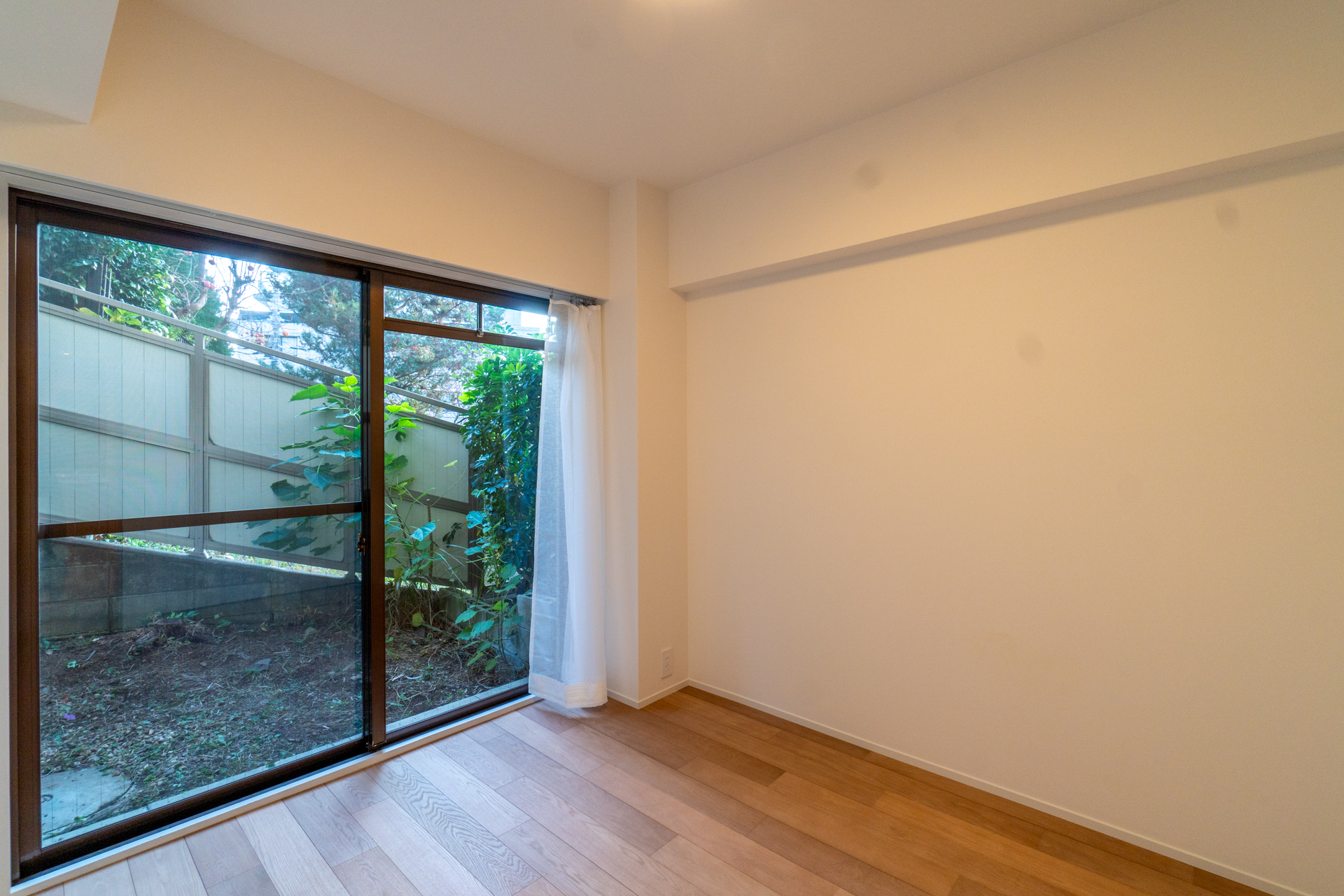 もう1部屋庭アクセスの洋室