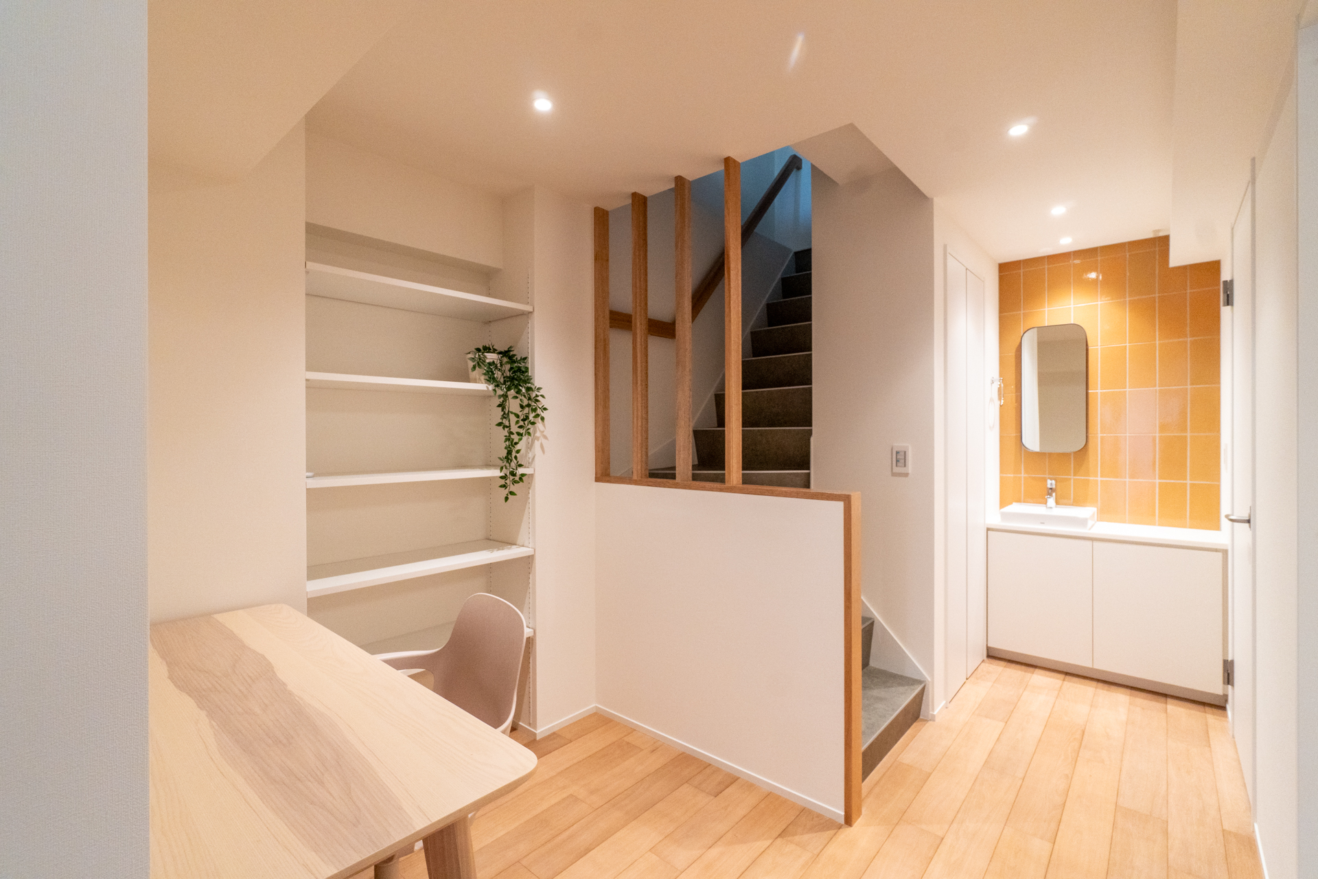 ぎゅうぎゅうじゃないゆとりのある1階廊下