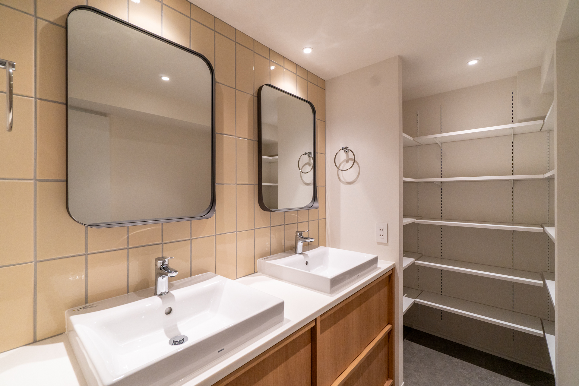 洗面台は2つ！奥に大容量収納スペースも！