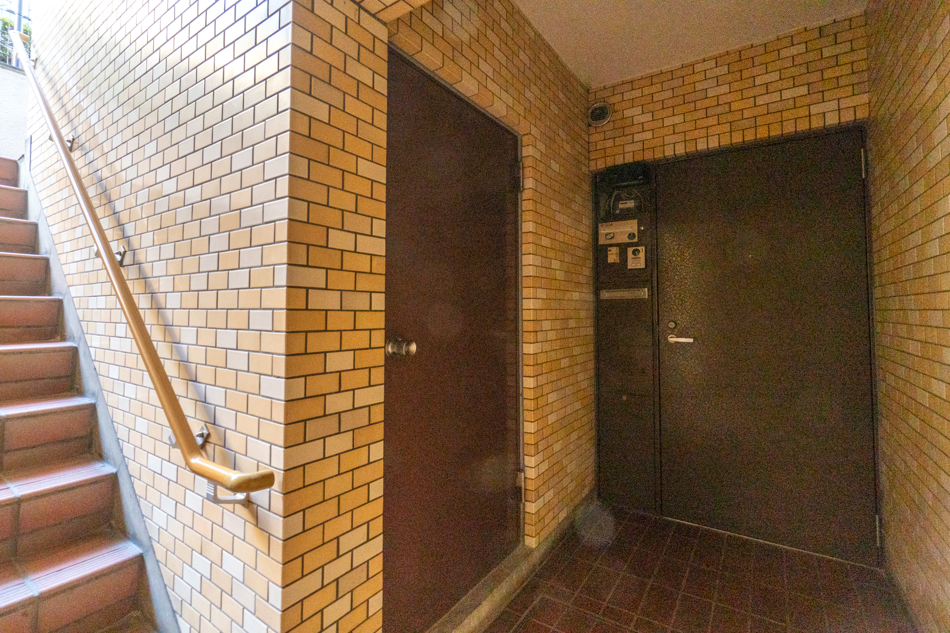 玄関は階段の下にあります