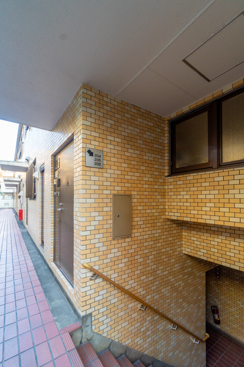 廊下から数段下がるアクセス