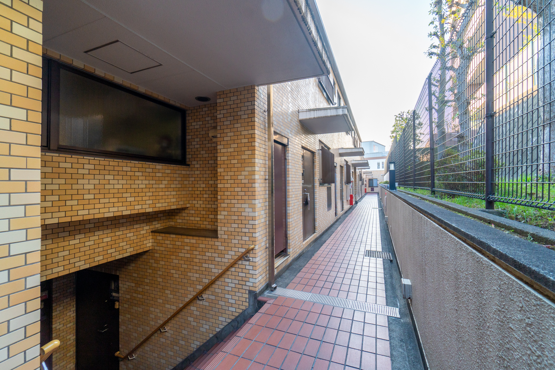 共用エントランスまでは細長い施設内を歩きます