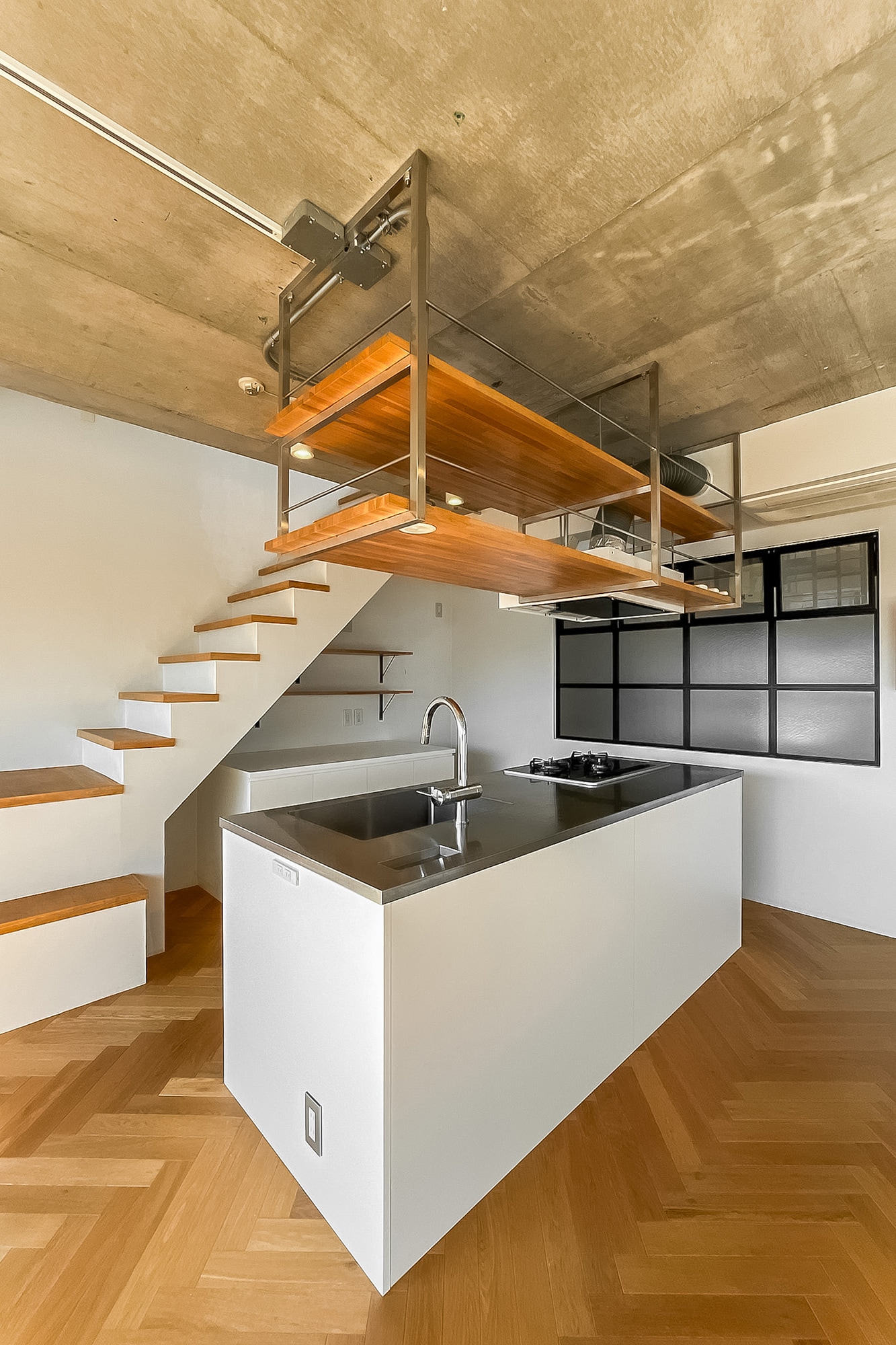 階段後ろに収納スペースあり