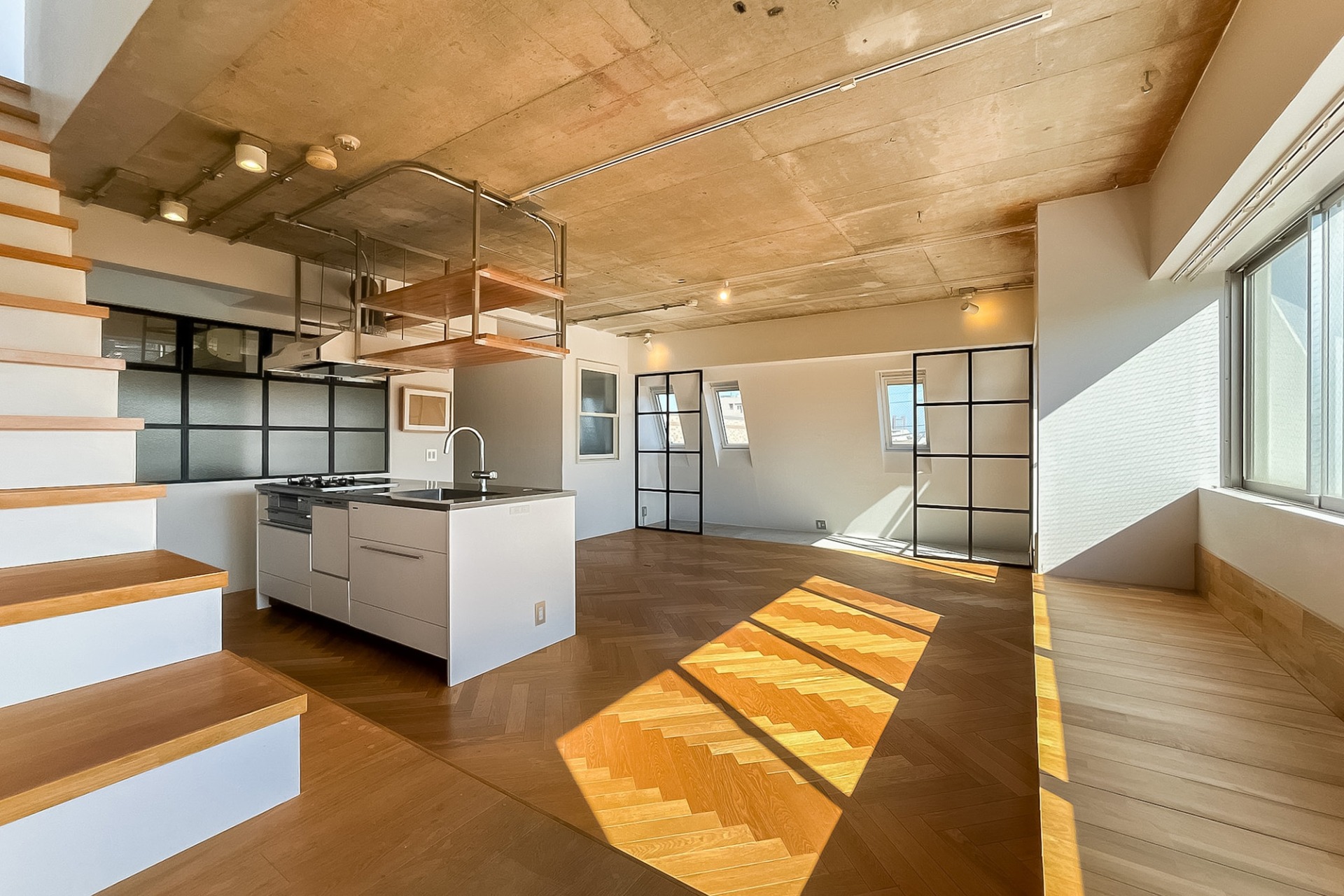 窓際からリビング全景