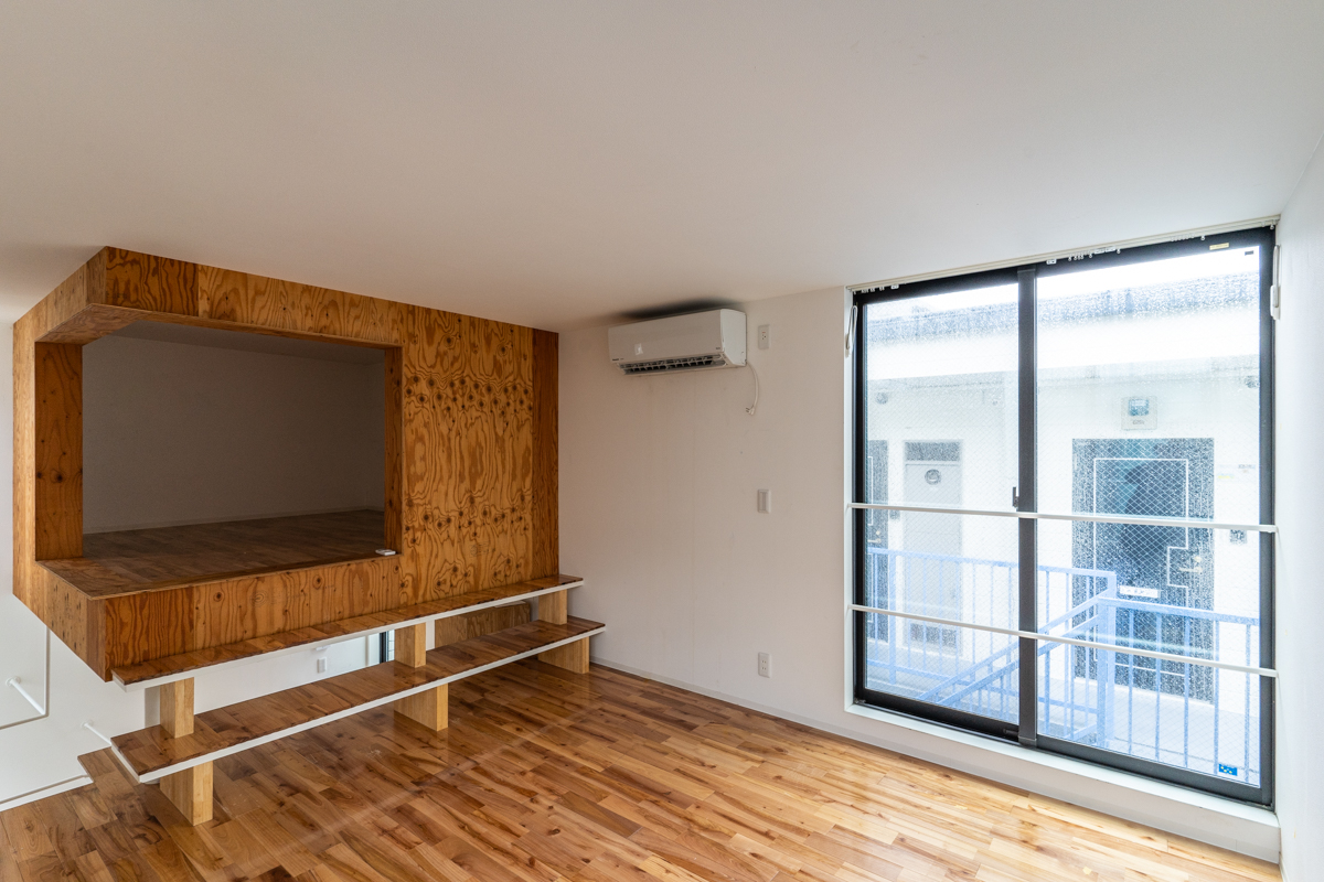 部屋によって材質や窓の有無などが違う（01号室）