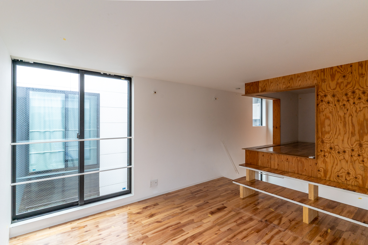 箱とリビング（01号室）