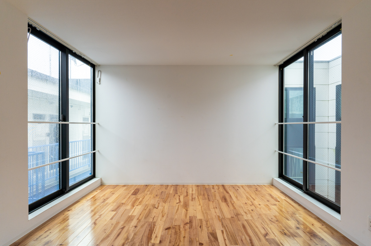 リビングは両面に窓（01号室）