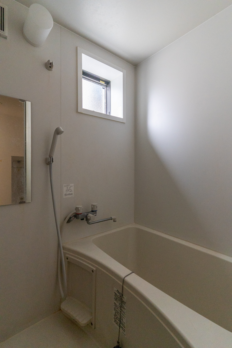 窓があるバスルーム（01号室）