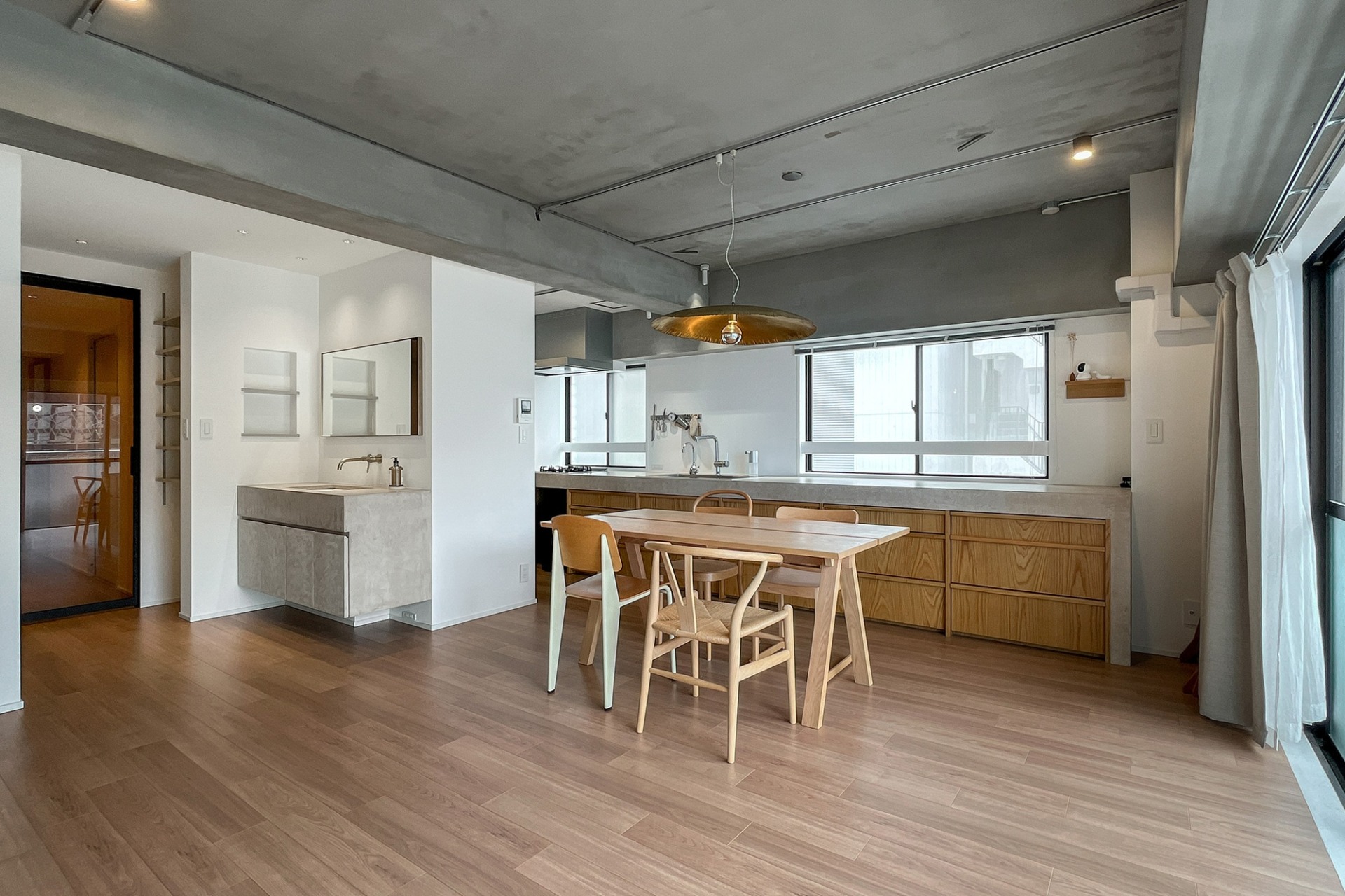 リビングで目を引く大きなキッチンと洗面台