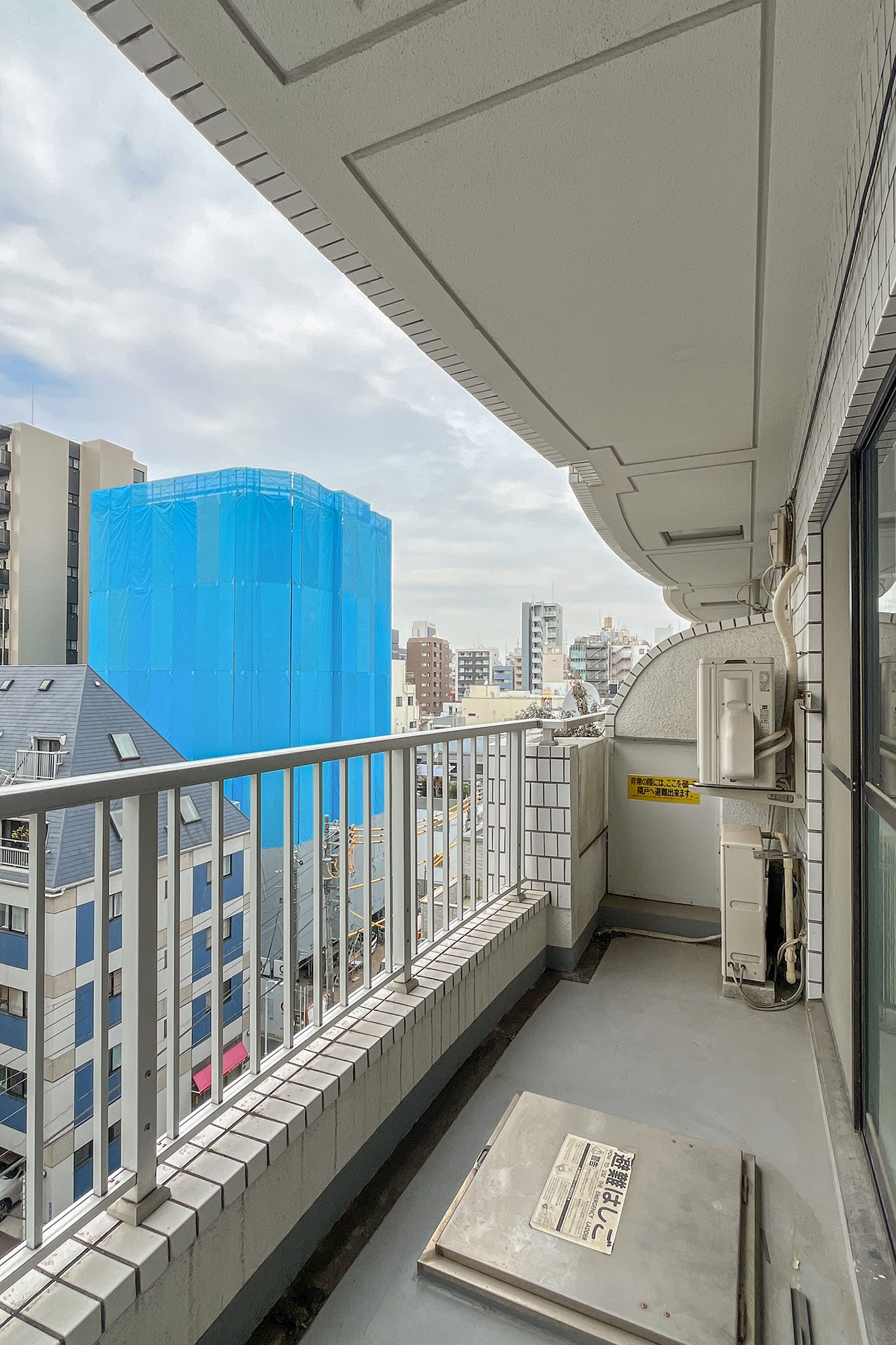 空が見える7階のベランダ