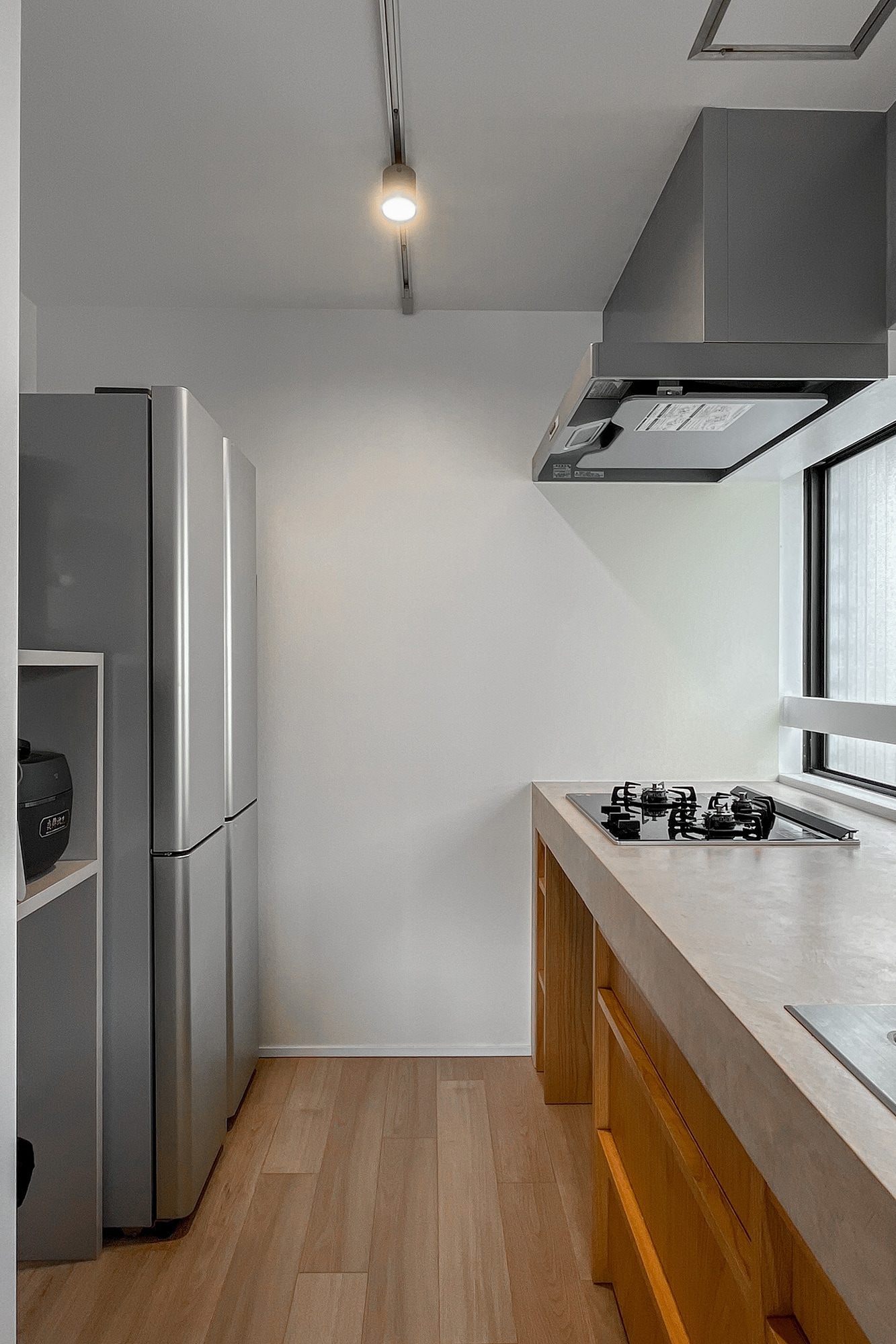 リビングからの死角に冷蔵庫