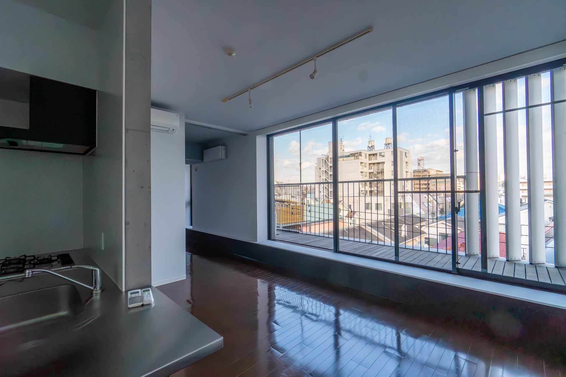 抜けた空が見えるリビング（425号室）