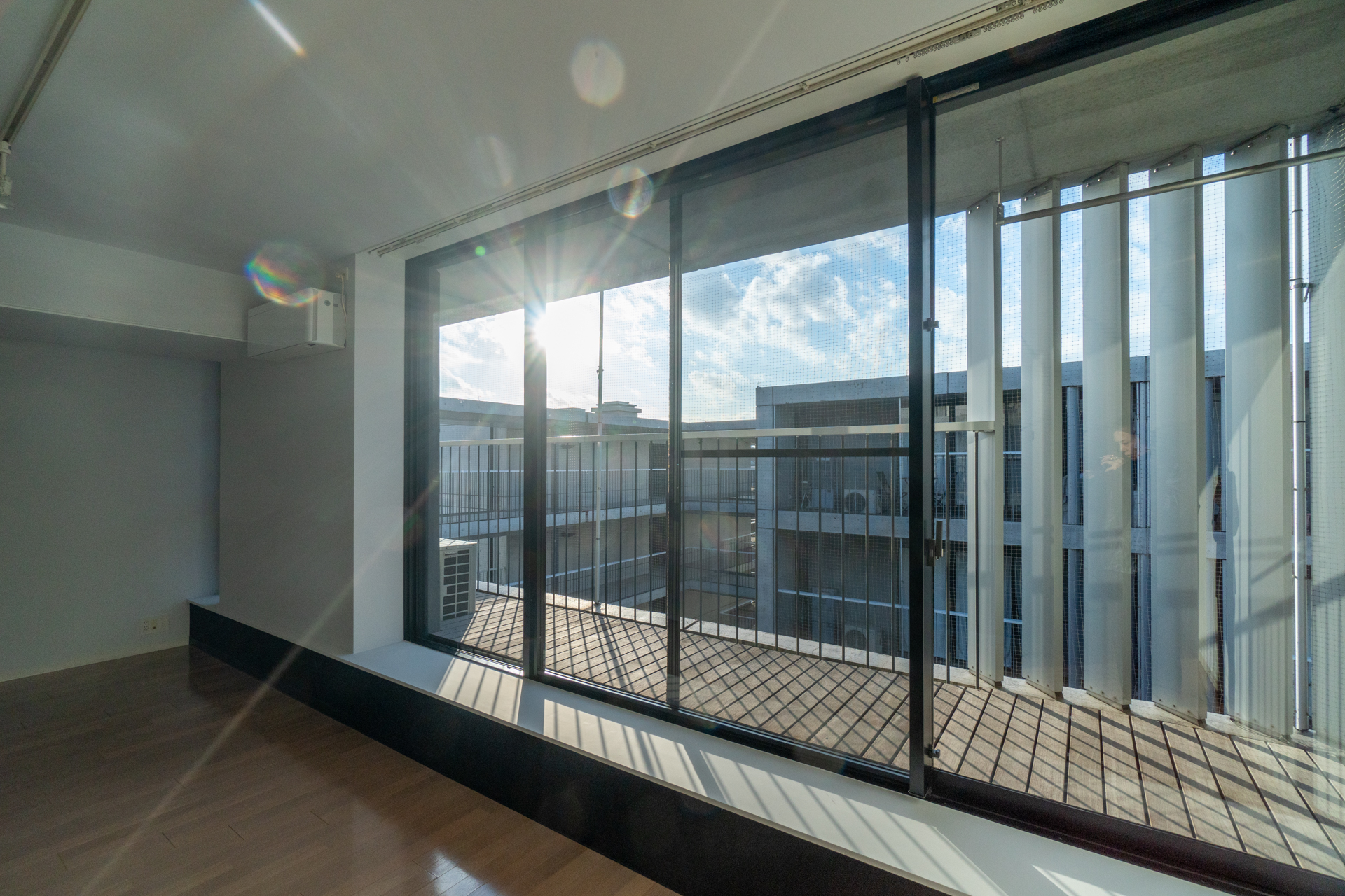 空が見え光が見える窓（518号室）