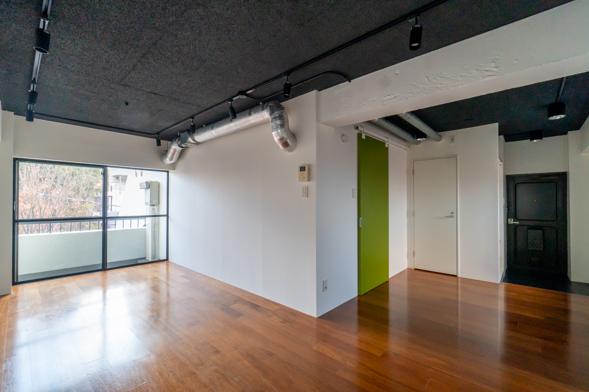 媚びない年代物リノベーション