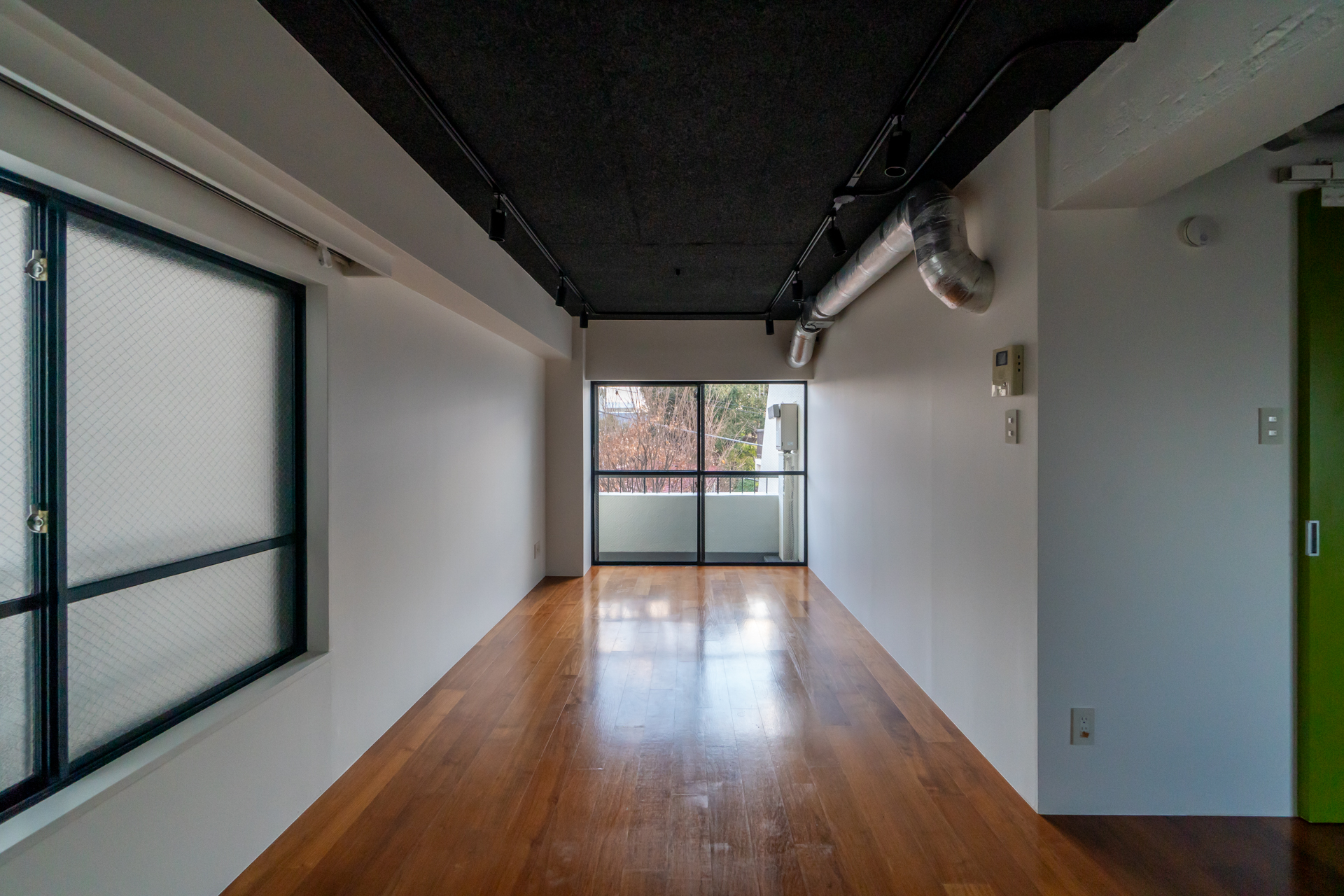 メインの窓に向かってストレートに伸びるL字ワンルーム