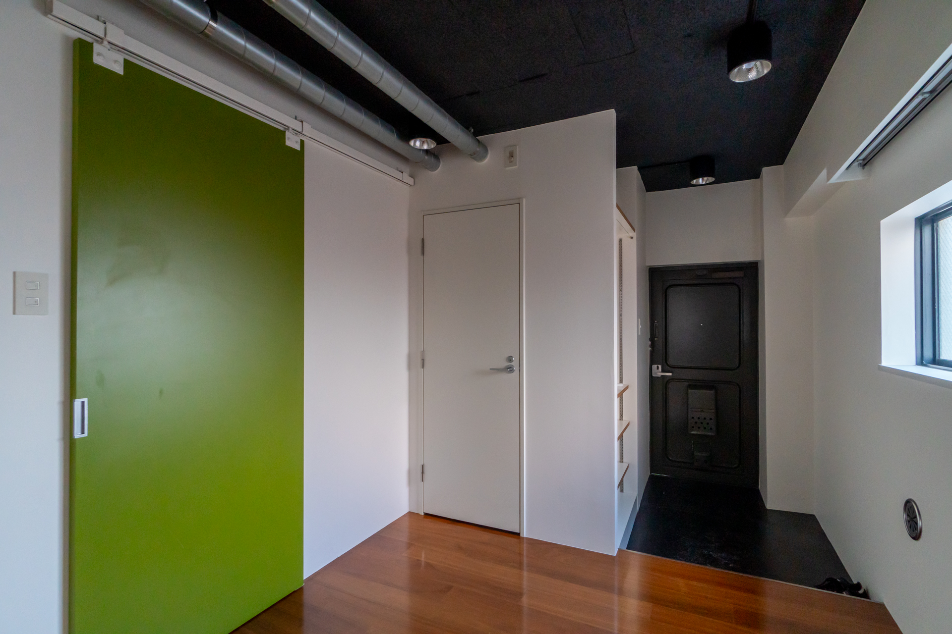 グリーンの扉の奥がキッチンとシャワールーム
