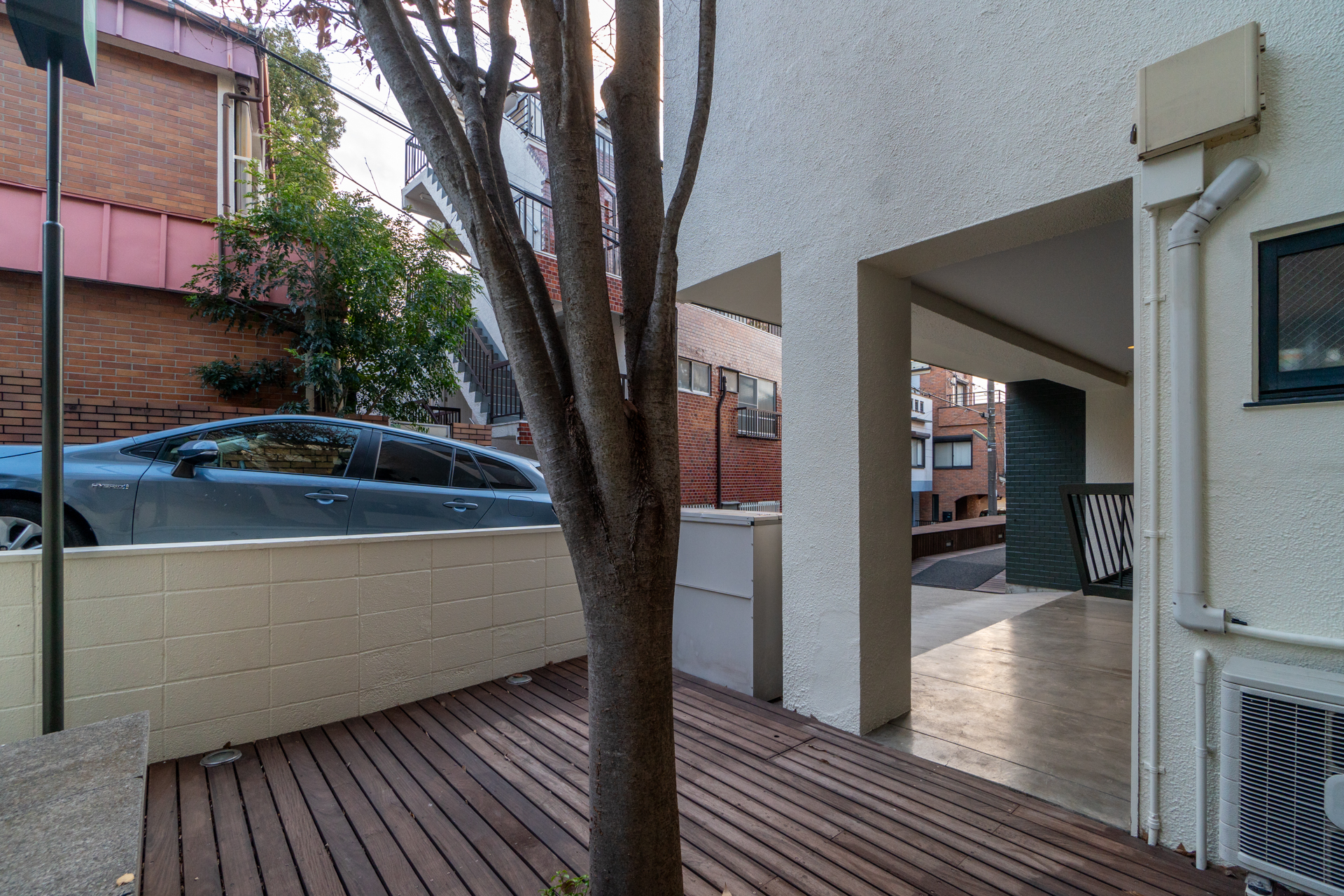 シンボルツリーとデッキがある！