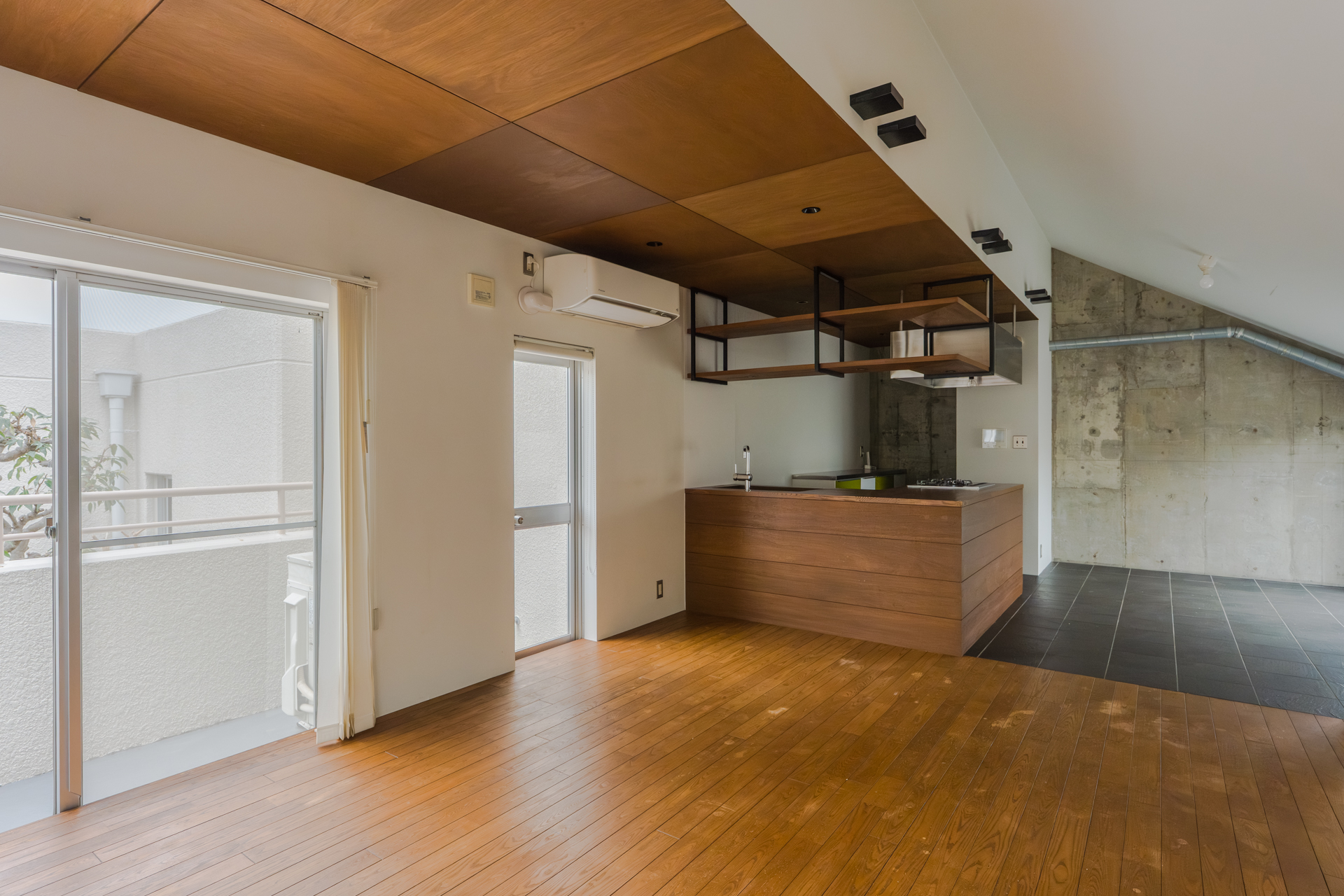 約3ｍの勾配天井による開放感と、南向きからたっぷりと差し込む光が気持ちいいLDK