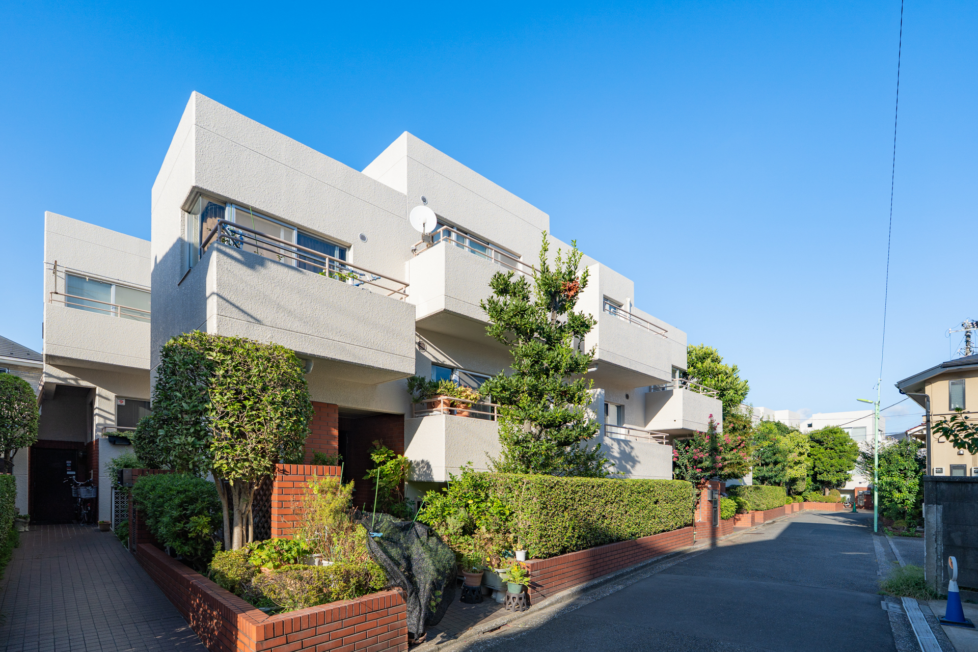 このシンプルでミニマルな外観は建築好きにも刺さるはず