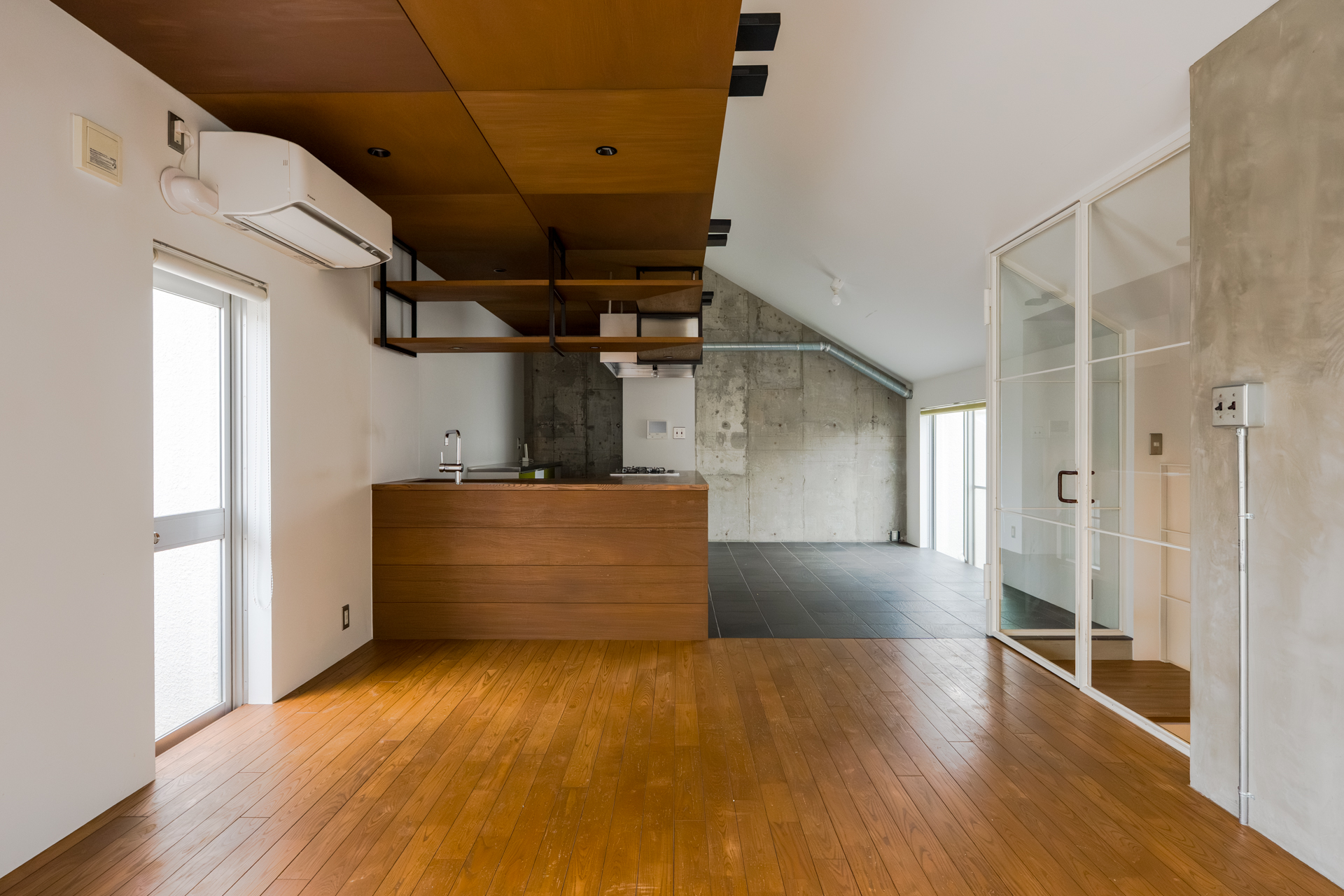 約3ｍの勾配天井による開放感と、南向きからたっぷりと差し込む光が気持ちいいLDK