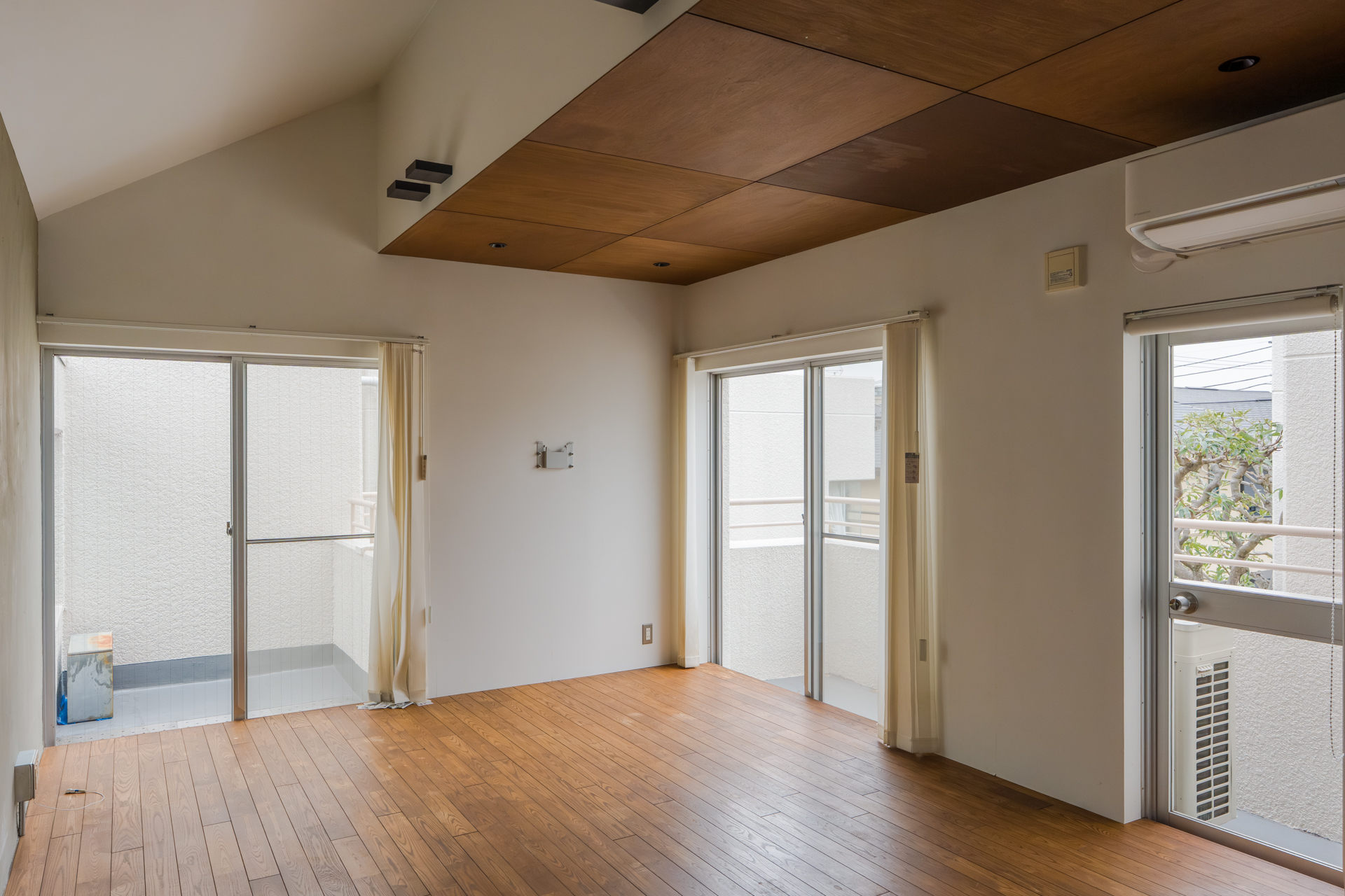 約3ｍの勾配天井による開放感と、南向きからたっぷりと差し込む光が気持ちいいLDK