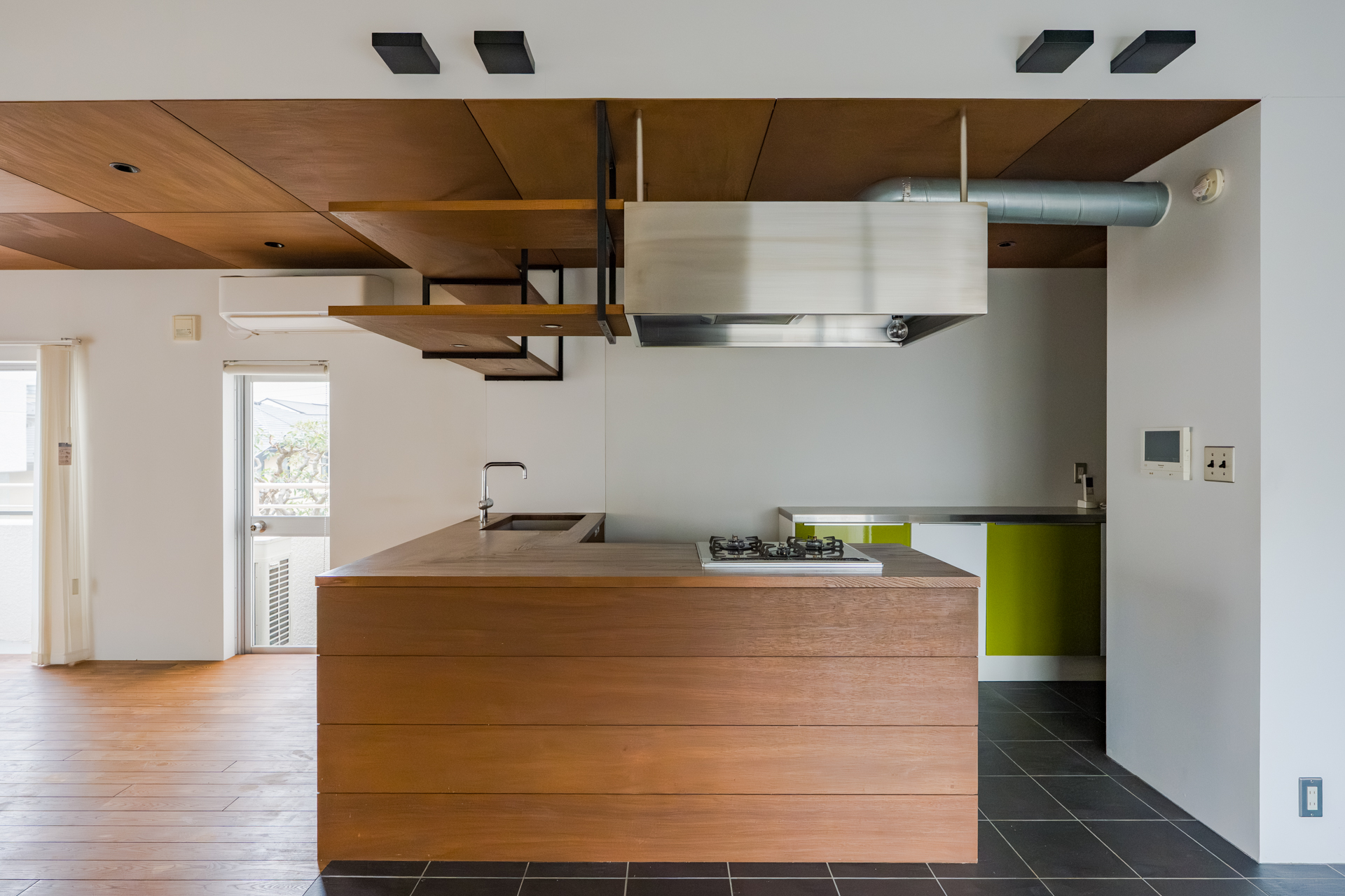 壁面にキャビネットを備えたL字型のキッチンは料理をする際の動線がよく、来客を招くことが多い方にも好まれる仕様です