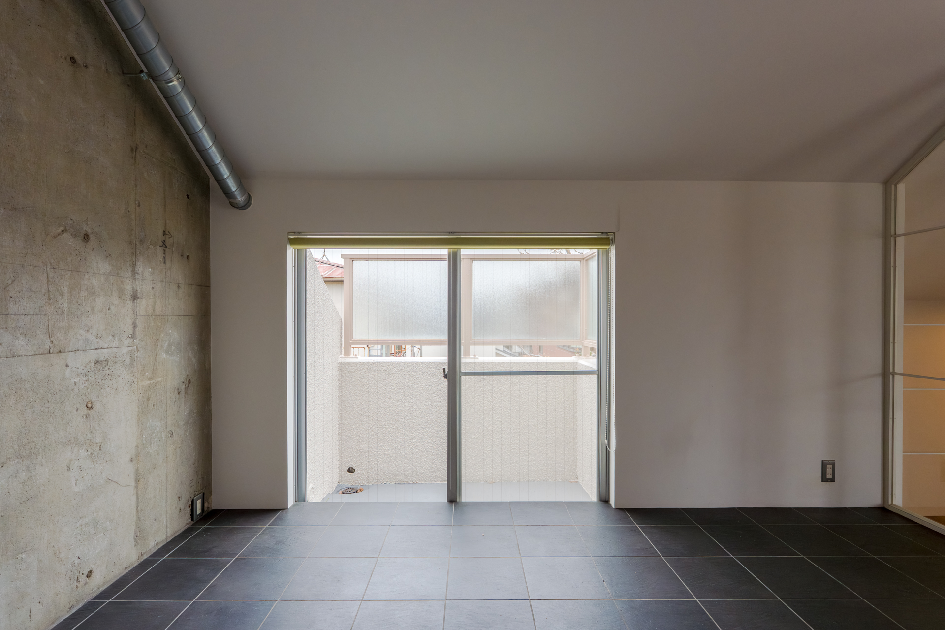 この角度から見るとよりモダンなダイニング