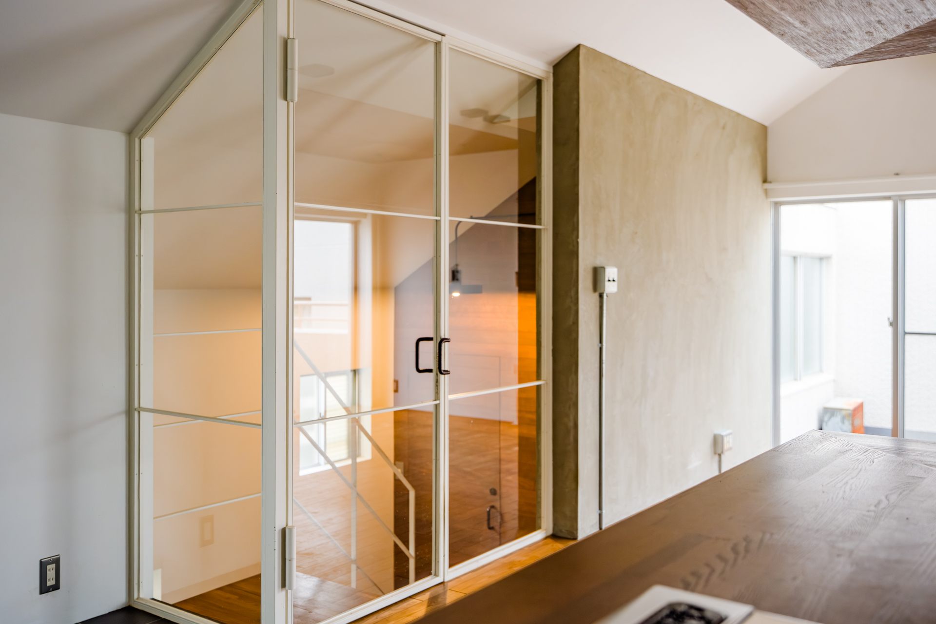 ガラス越しに階段室まで視線が抜けることで、空間により開放感が生まれています