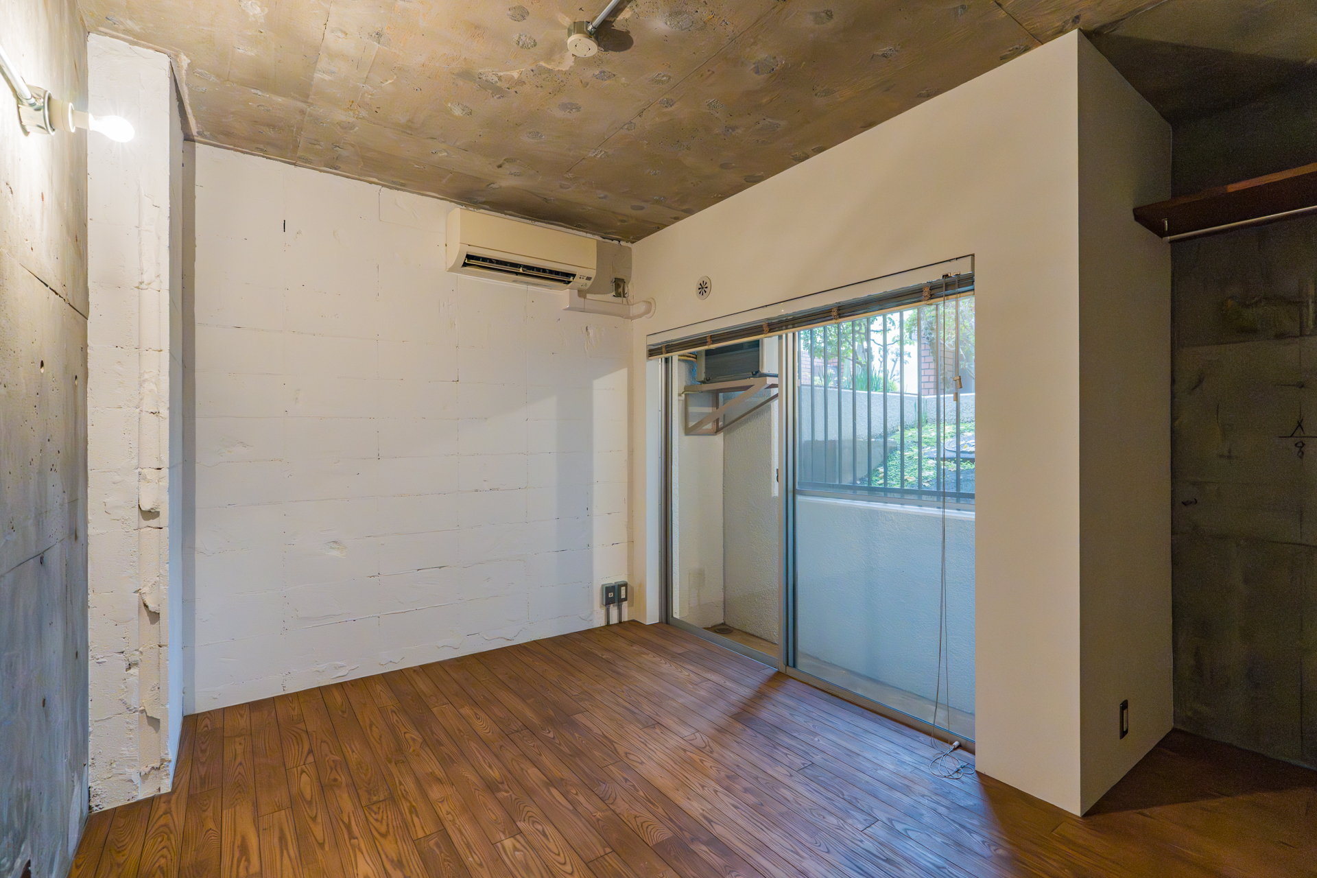 1階のRoom1は半地下ですが光は入ってきます