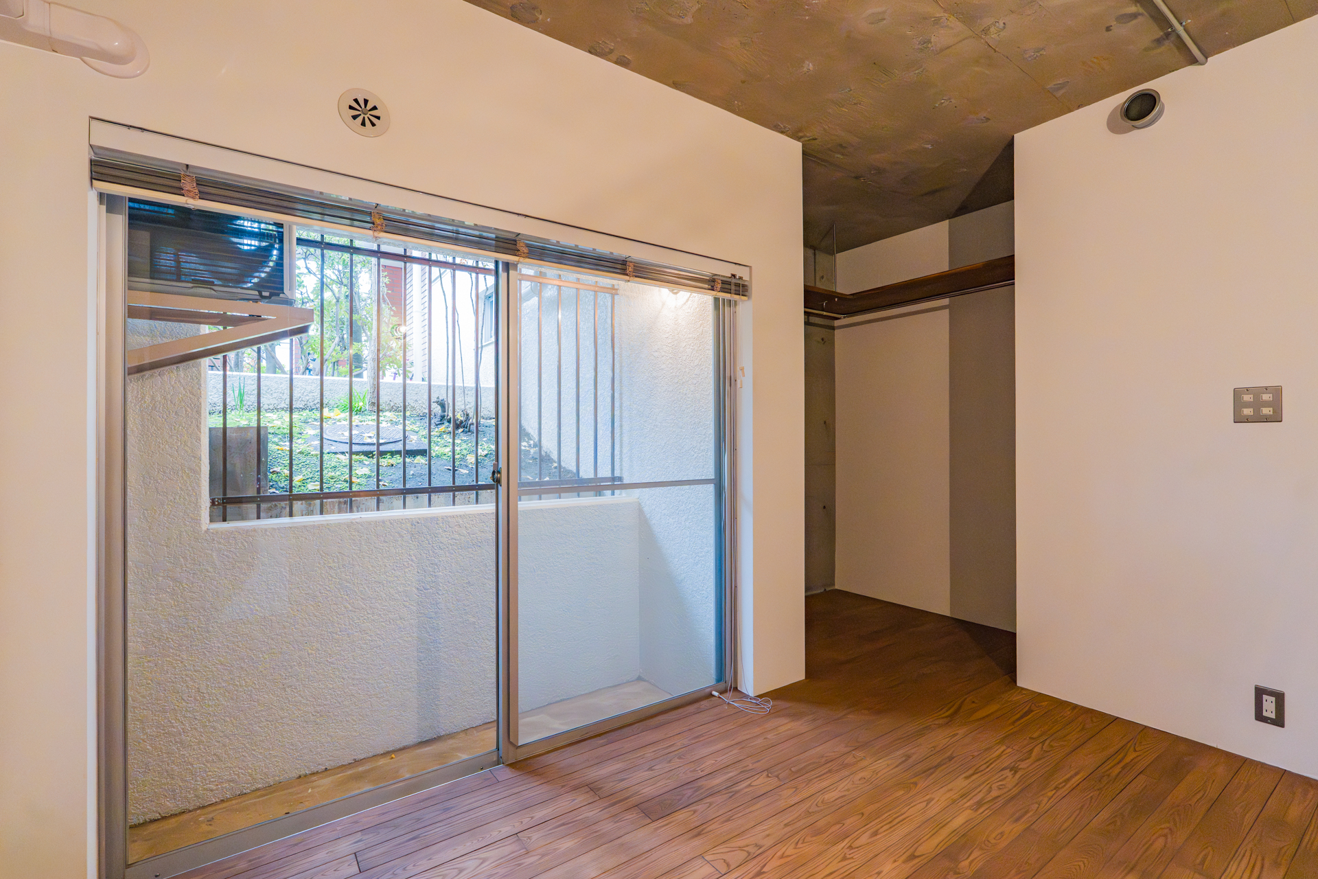 1階のRoom1は半地下ですが光は入ってきます