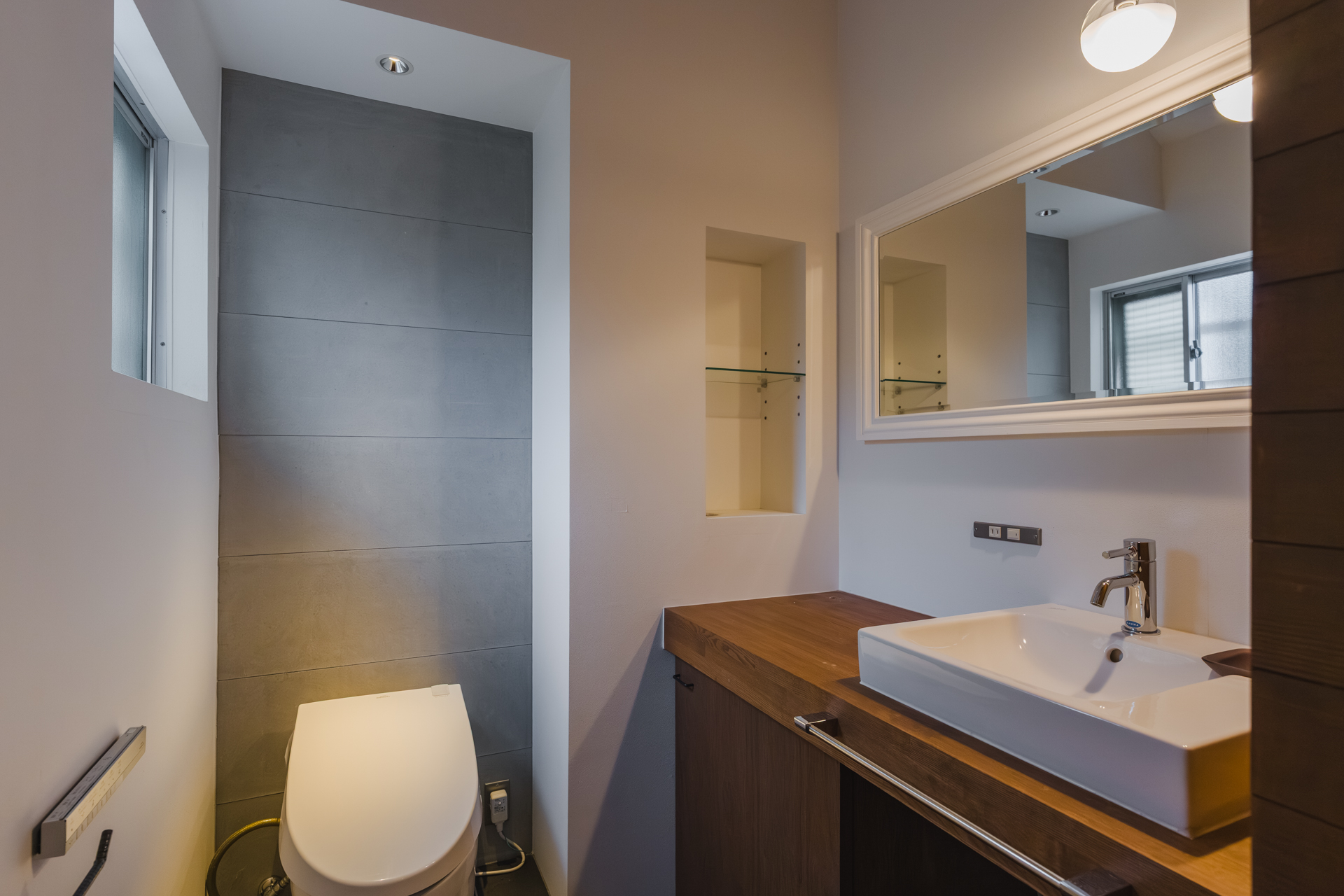 トイレ2箇所、洗面台はなんと3箇所あります