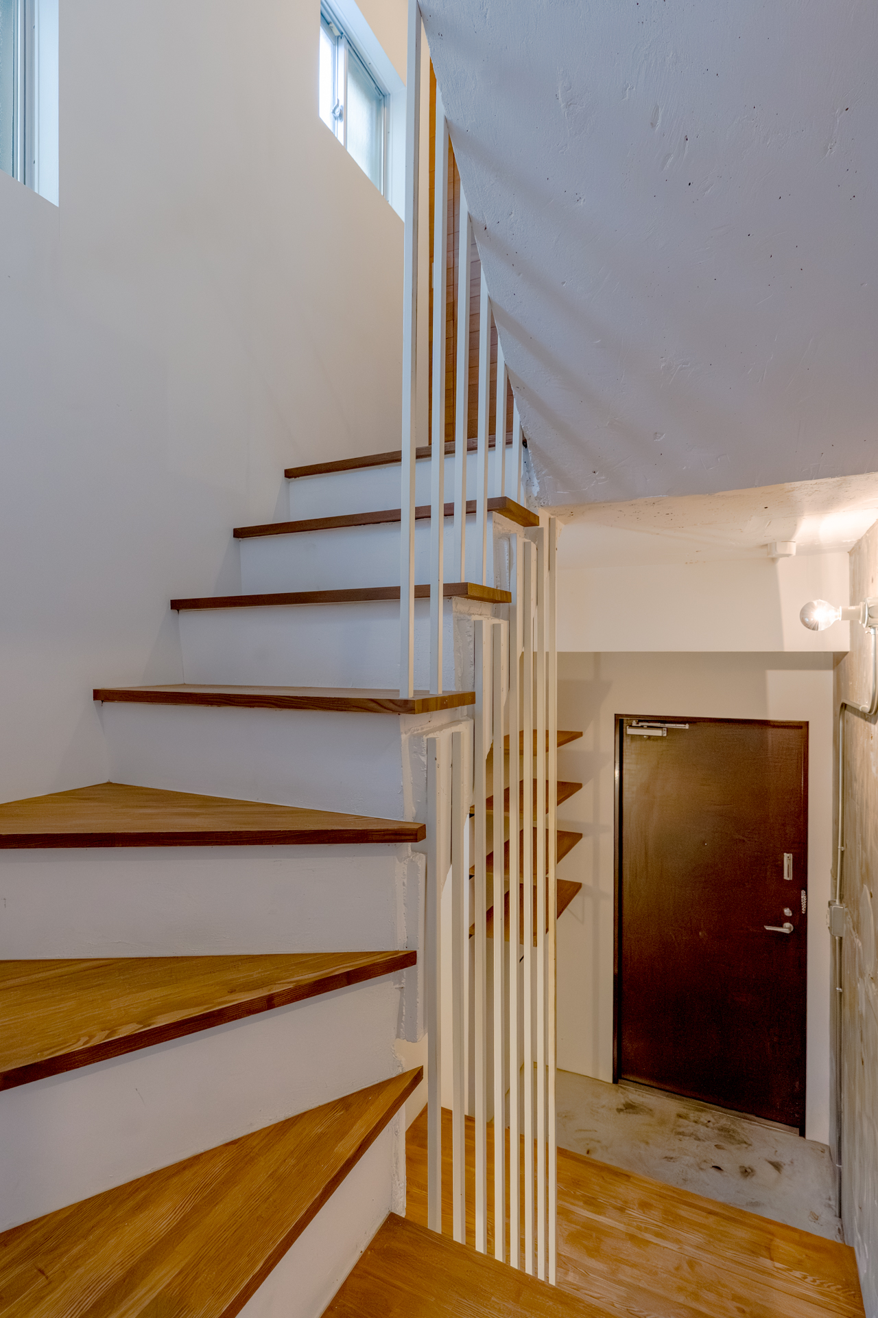 玄関を入るとまず階段で上下に分かれます