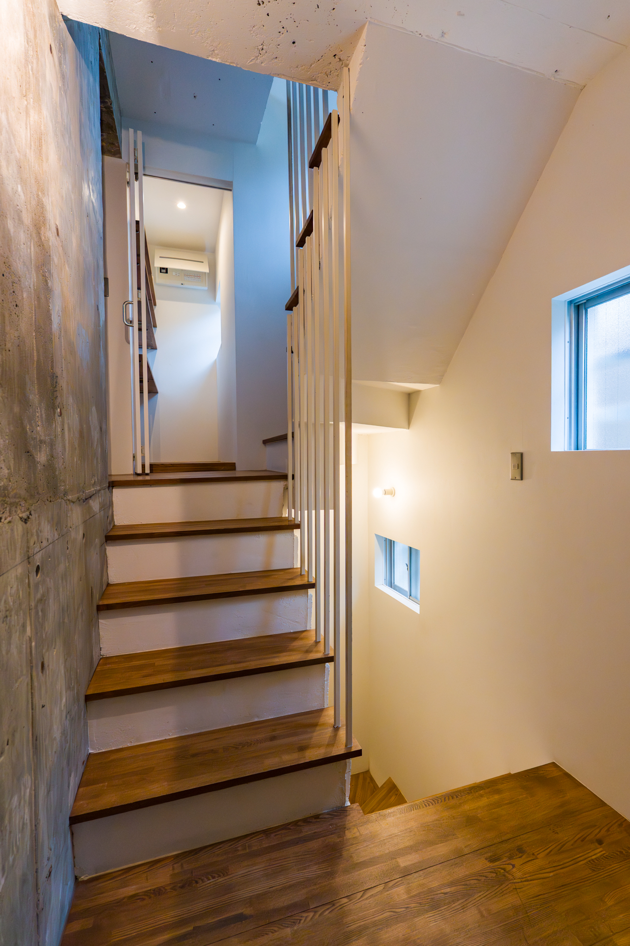 玄関を入るとまず階段で上下に分かれます