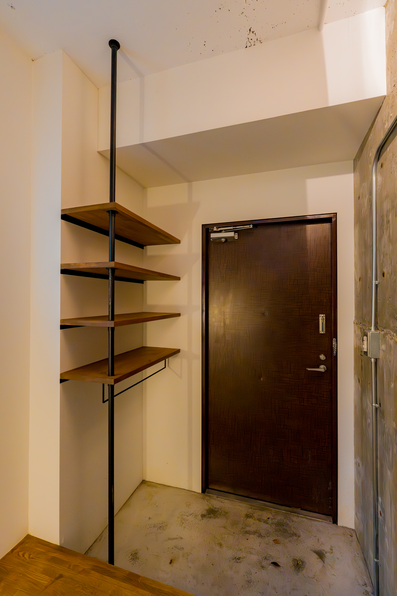 玄関にはオープンな靴棚と傘掛けハンガー