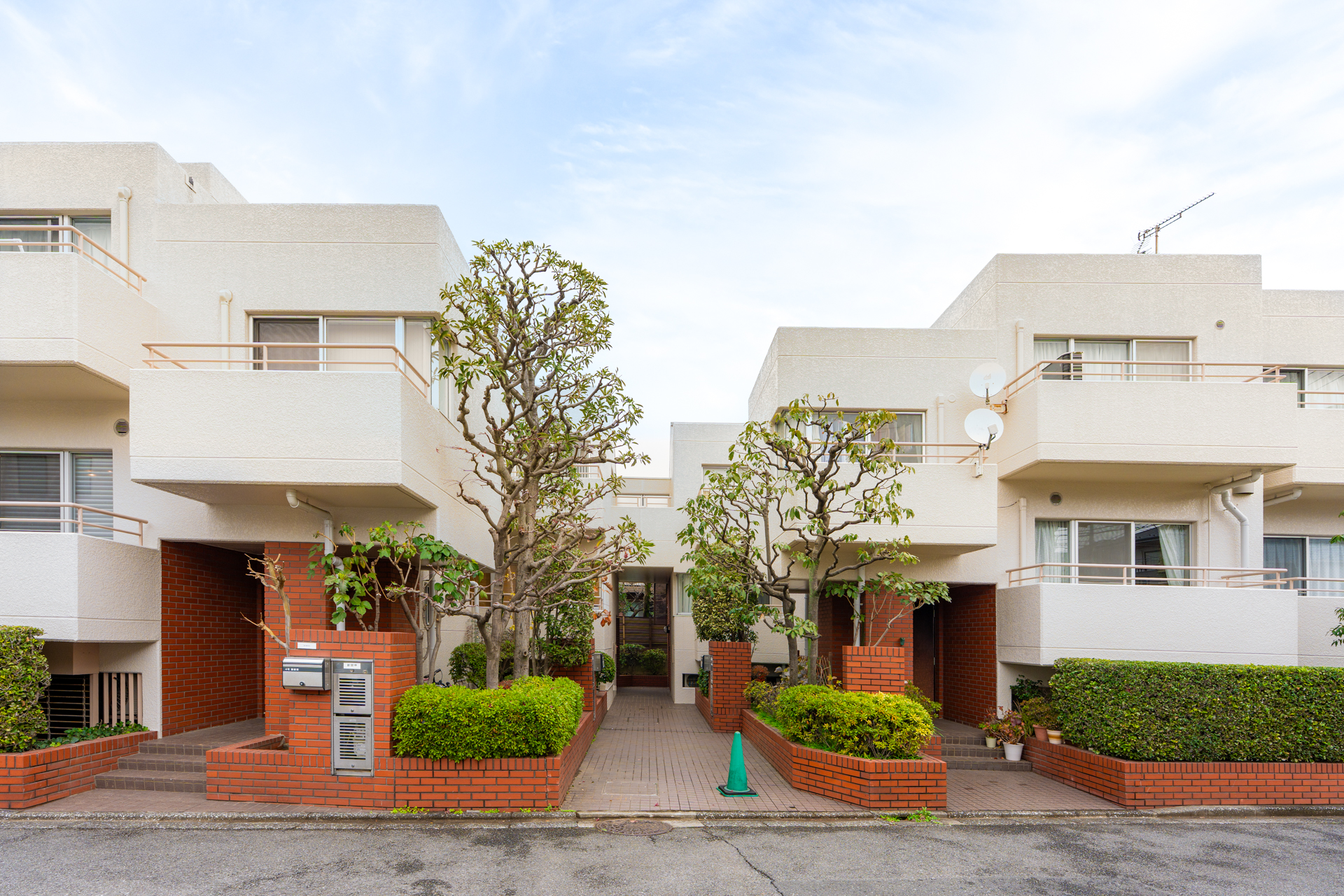 このシンプルでミニマルな外観は建築好きにも刺さるはず