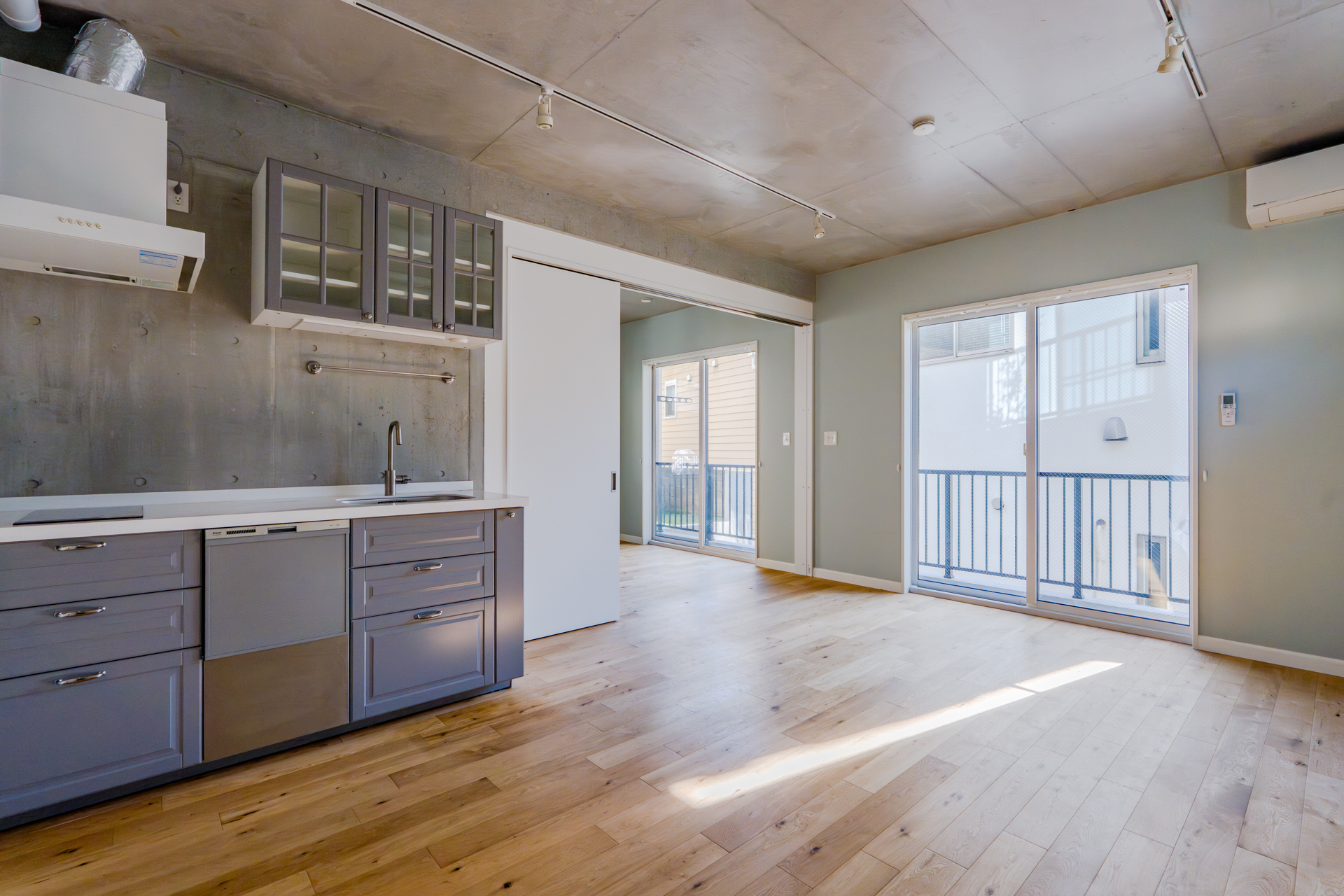 日本離れしたアパートメント -地下室付き-