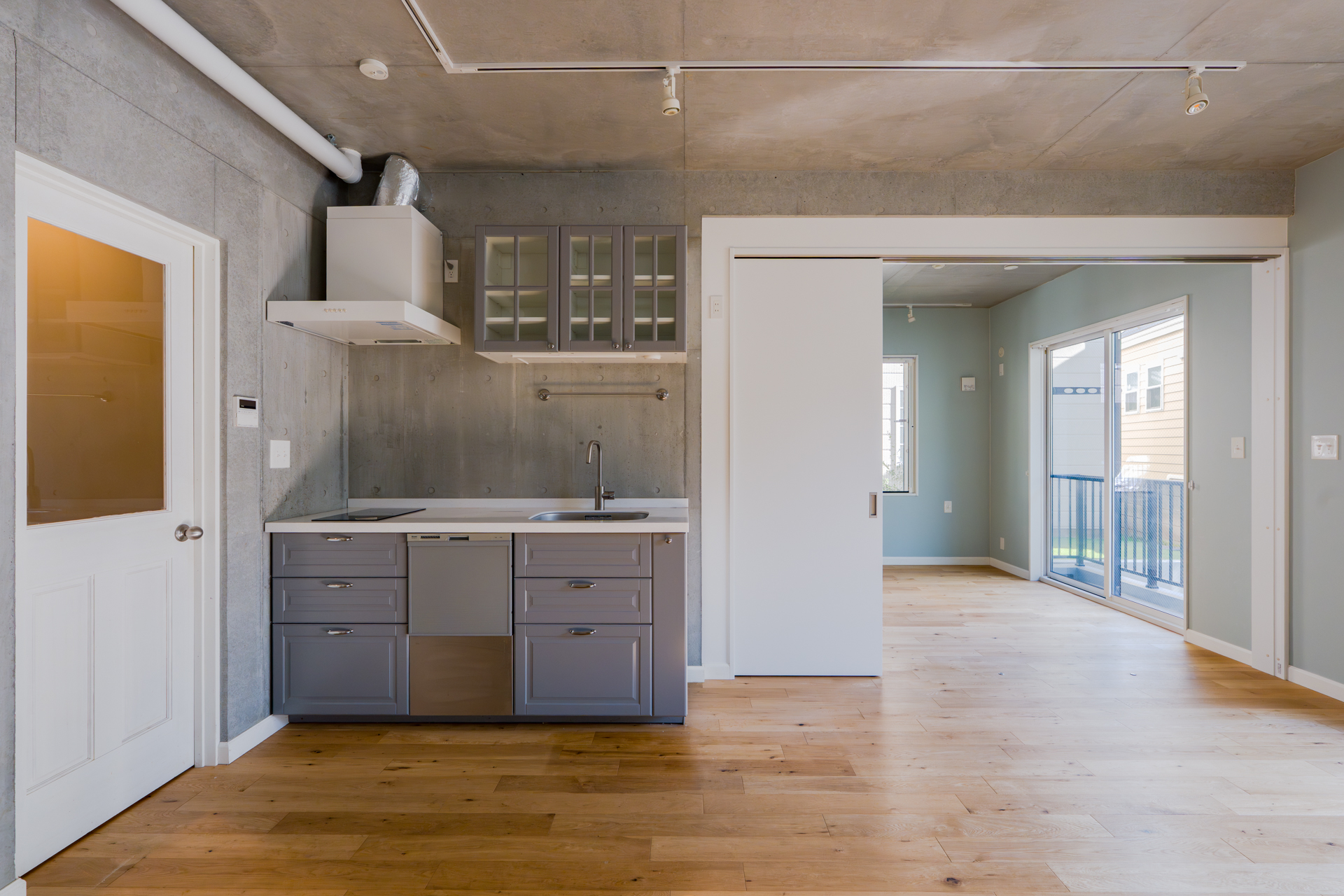 引き戸を開け放てば広々とした空間に