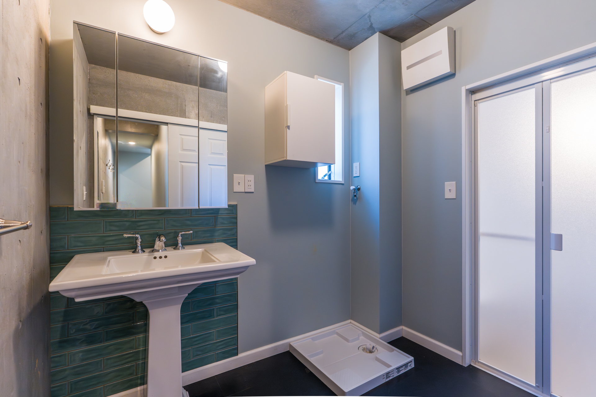 コーラーのペデスタルシンクが海外っぽい雰囲気