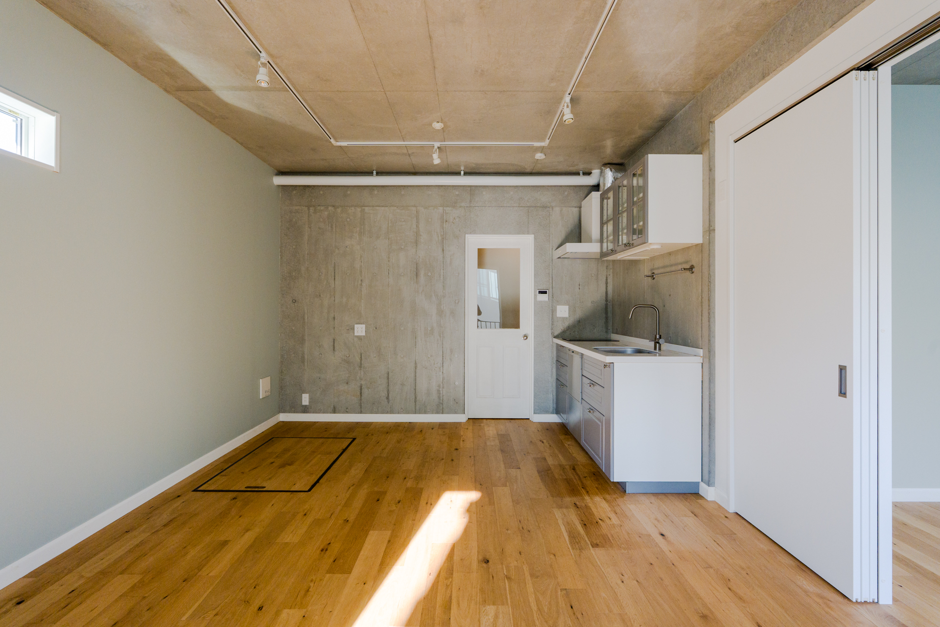 写真左奥部分、リビングの床から地下室に下りられます