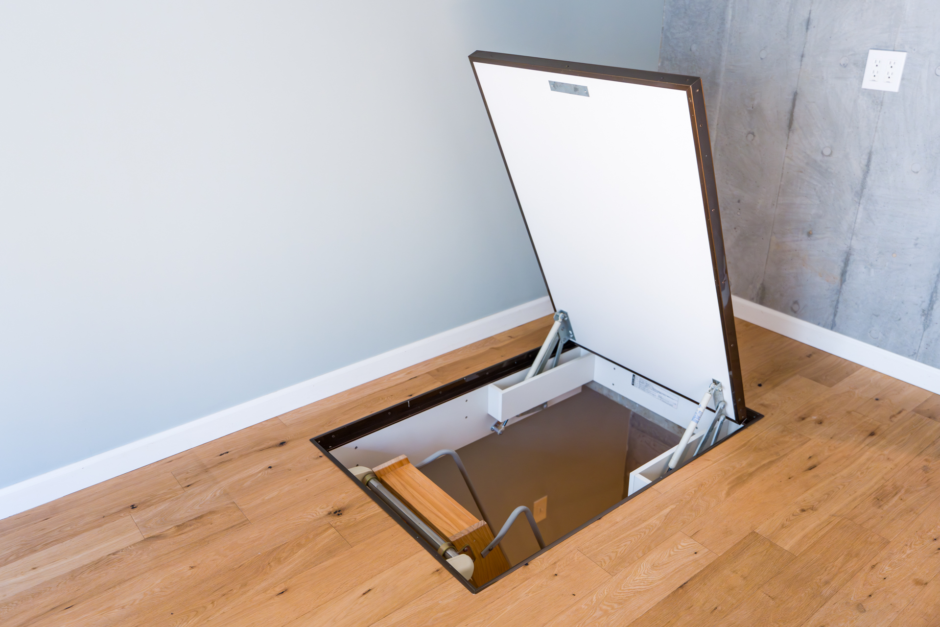 リビングの床から地下室に下りられます