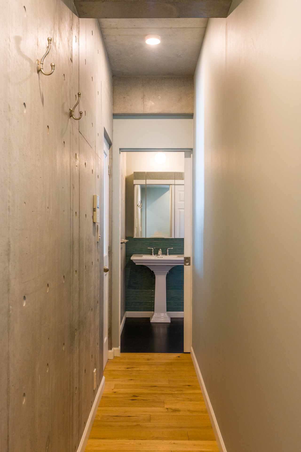 廊下から水回りを見る