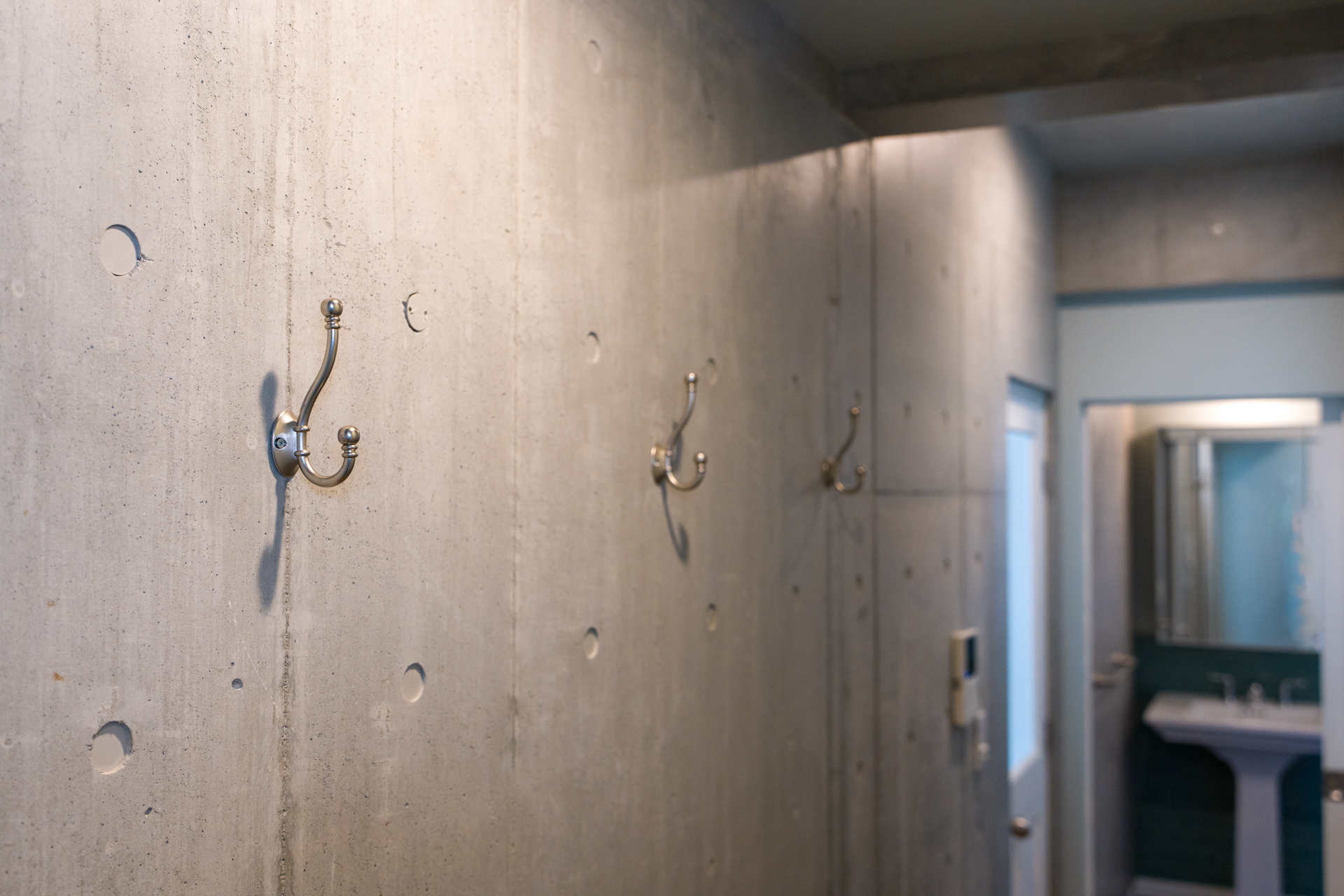 廊下にはコートハンガー