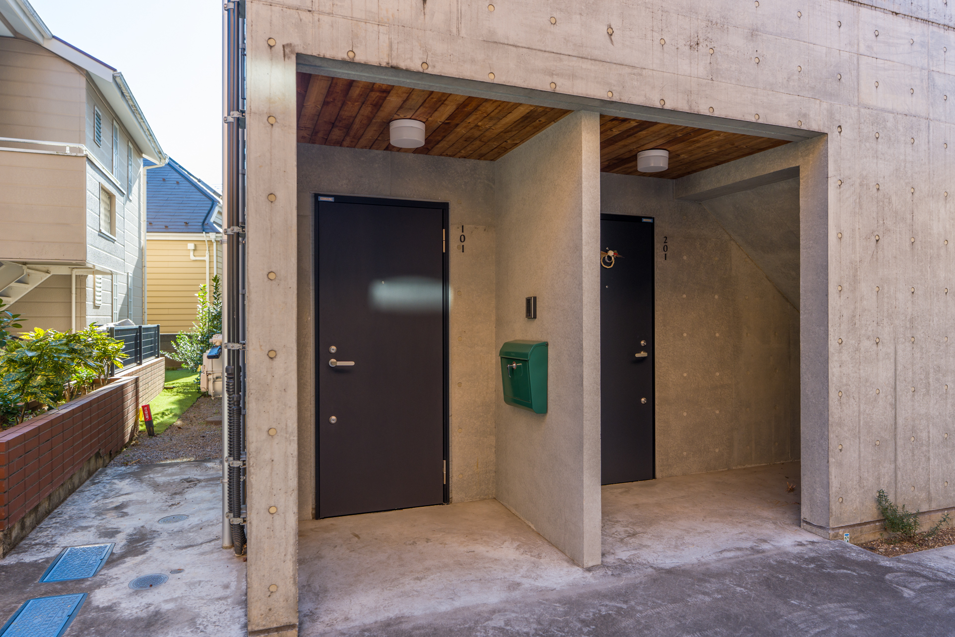 左側の玄関です