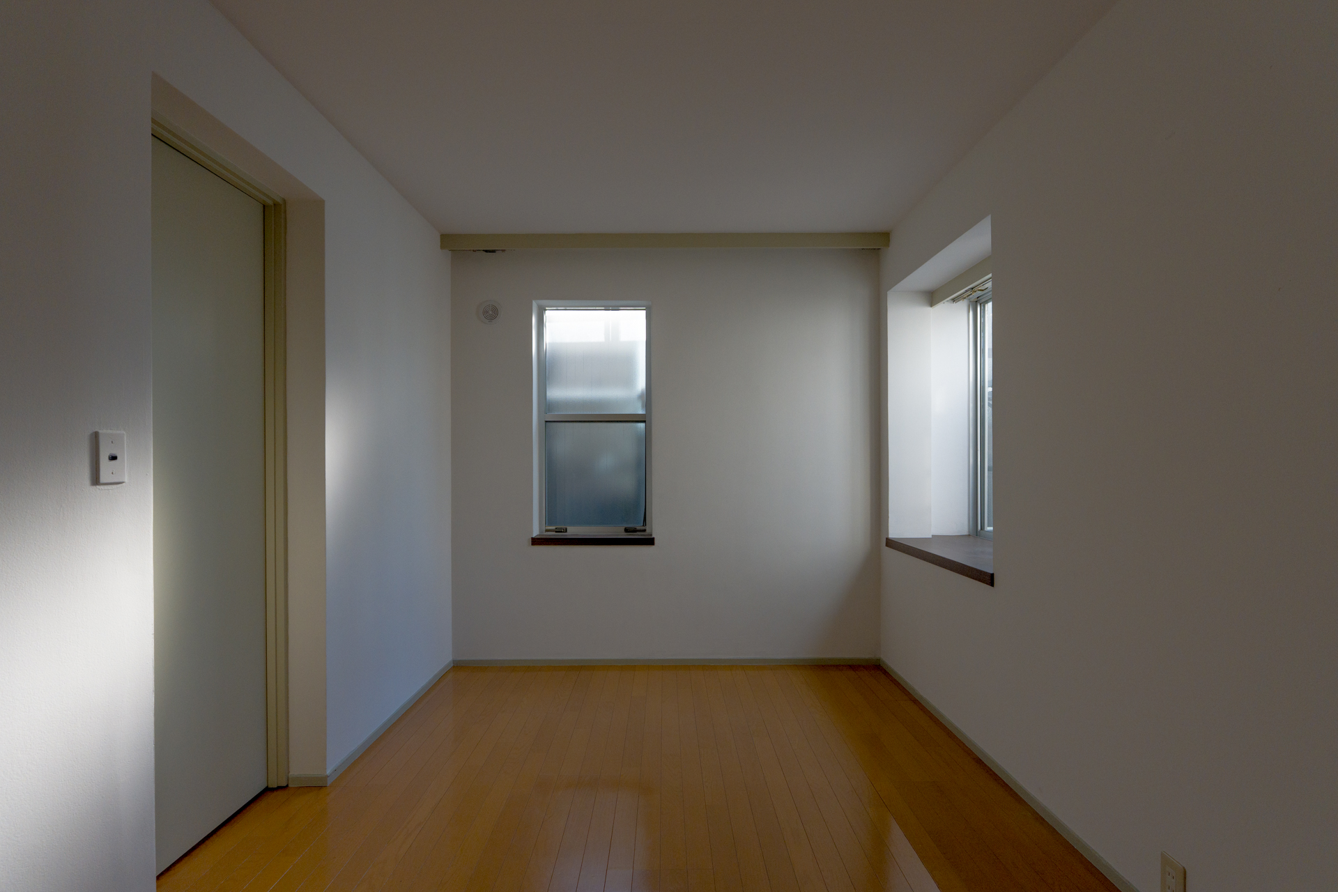 天井照明はないが、優光が差し込む寝室