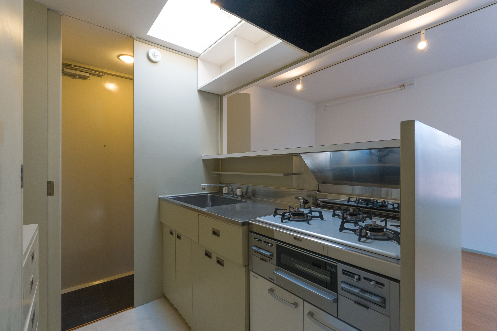 玄関からダイレクトにキッチン