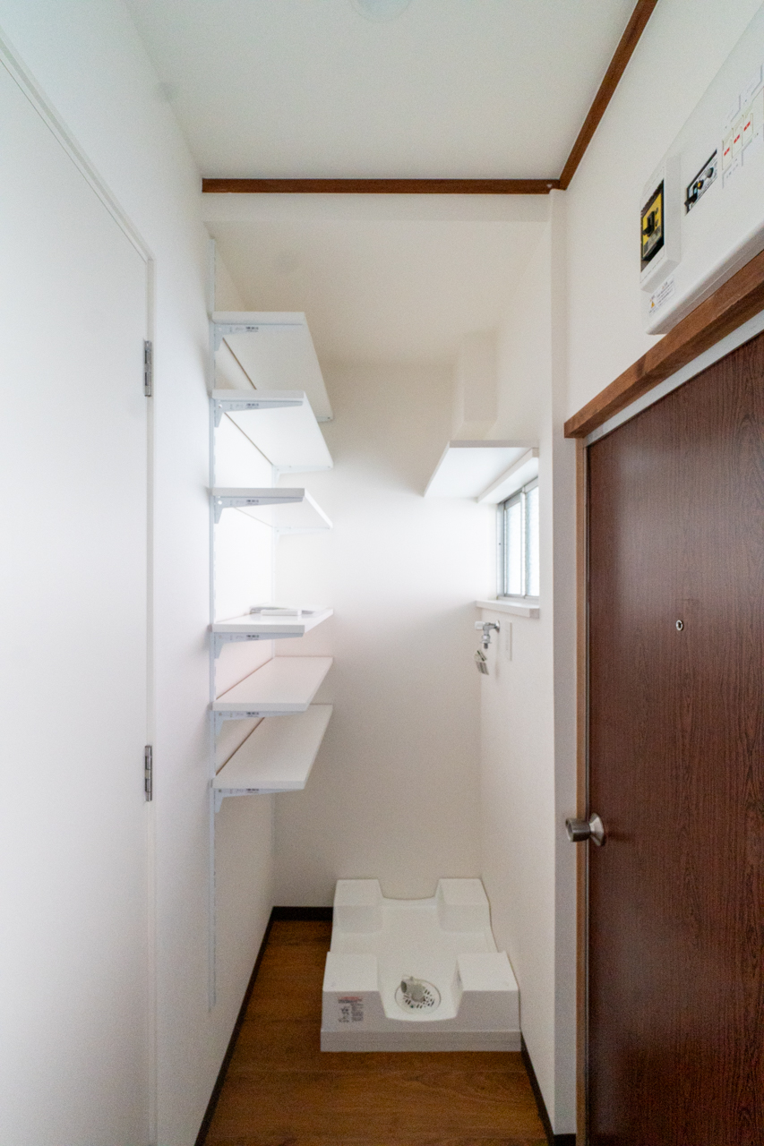 洗濯機置場の付近にも棚がある