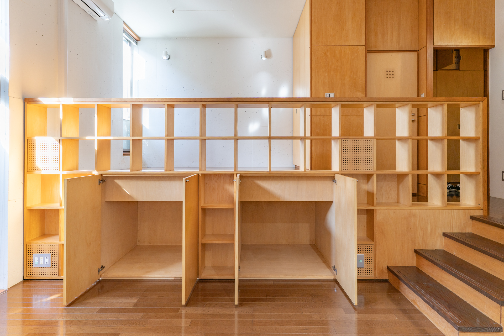 本棚やオブジェを並べても絵になる